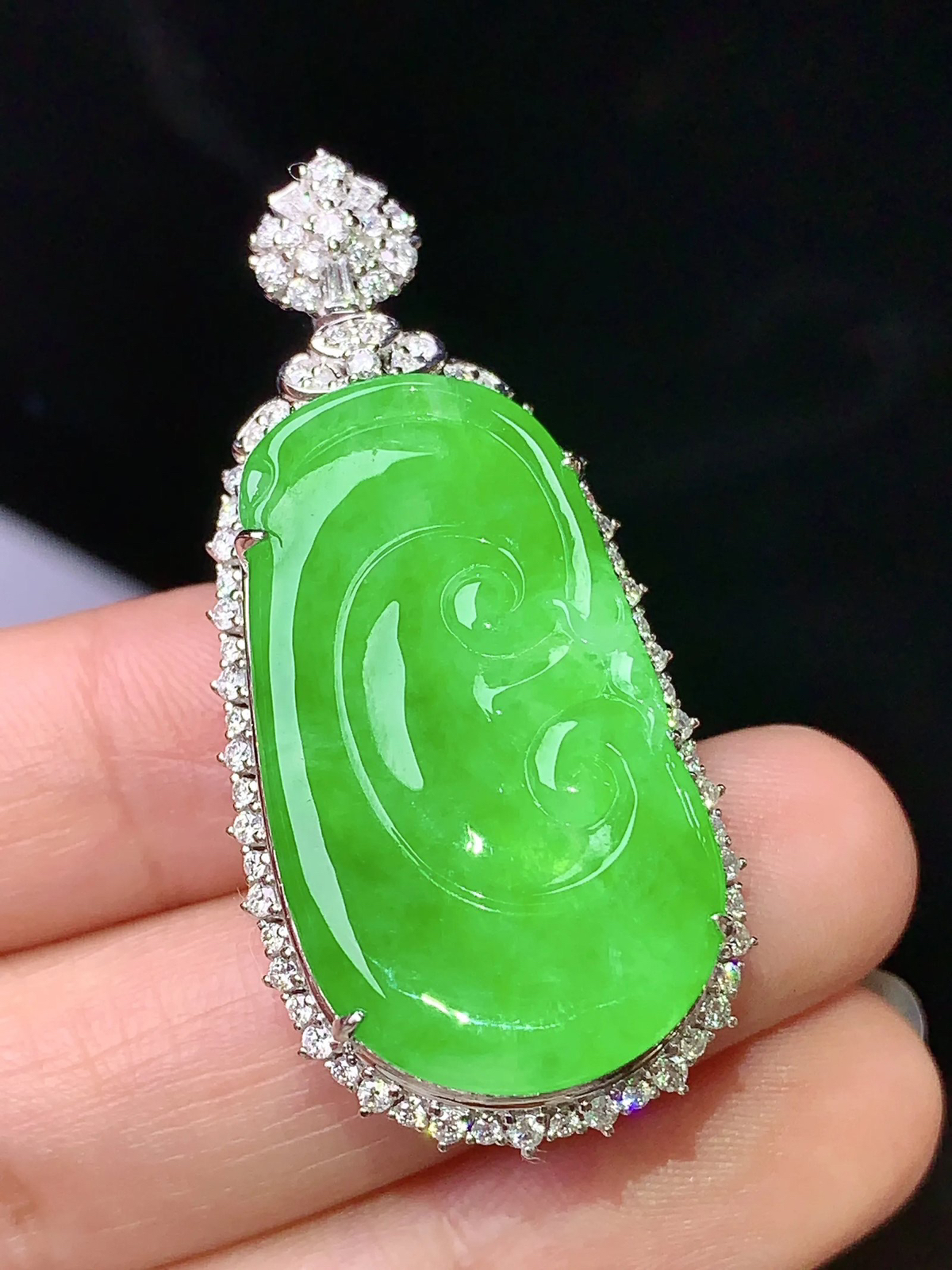 18k金钻镶嵌翠绿如意吊坠 玉质细腻 水润亮眼 色泽艳丽 整体尺寸44.8*20.8*11