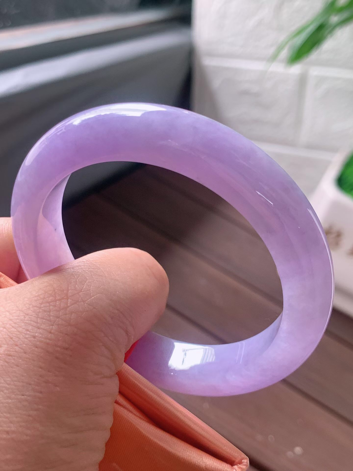 【翡翠名称】老坑种冰紫罗兰57.8正圈口手镯
【翡翠尺寸】57.8/12.4/9.7mm适合56.8-59正圈口佩戴
【翡翠描述】宝贝种老水足，玉质细腻，色泽靓丽，性价比高，佩戴效果好！
【其它赠送】权威证书/精美挂绳盒子/支持全国复检