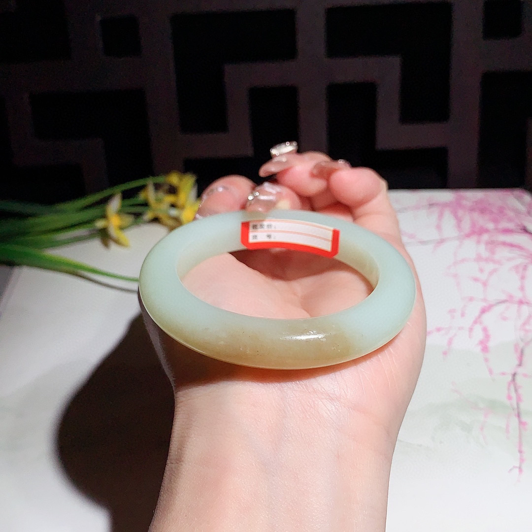 和田玉52圈且末糖手镯！玉质细腻油润 底色纯净 无裂无棉 脂粉好，品质高。
