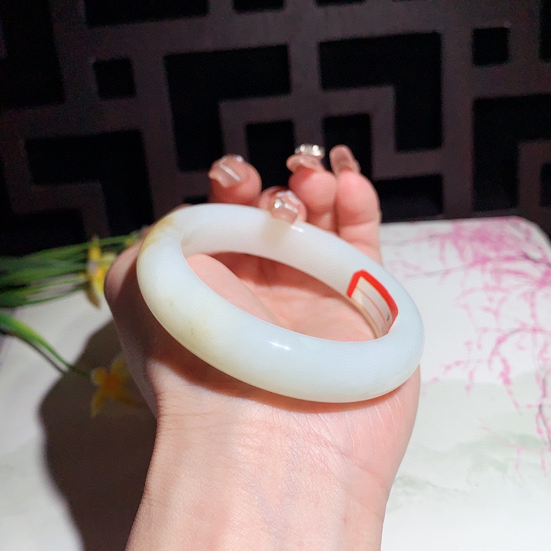和田玉55圈且末糖手镯！玉质细腻油润 底色纯净 无裂无杂黑 脂粉好，品质高。