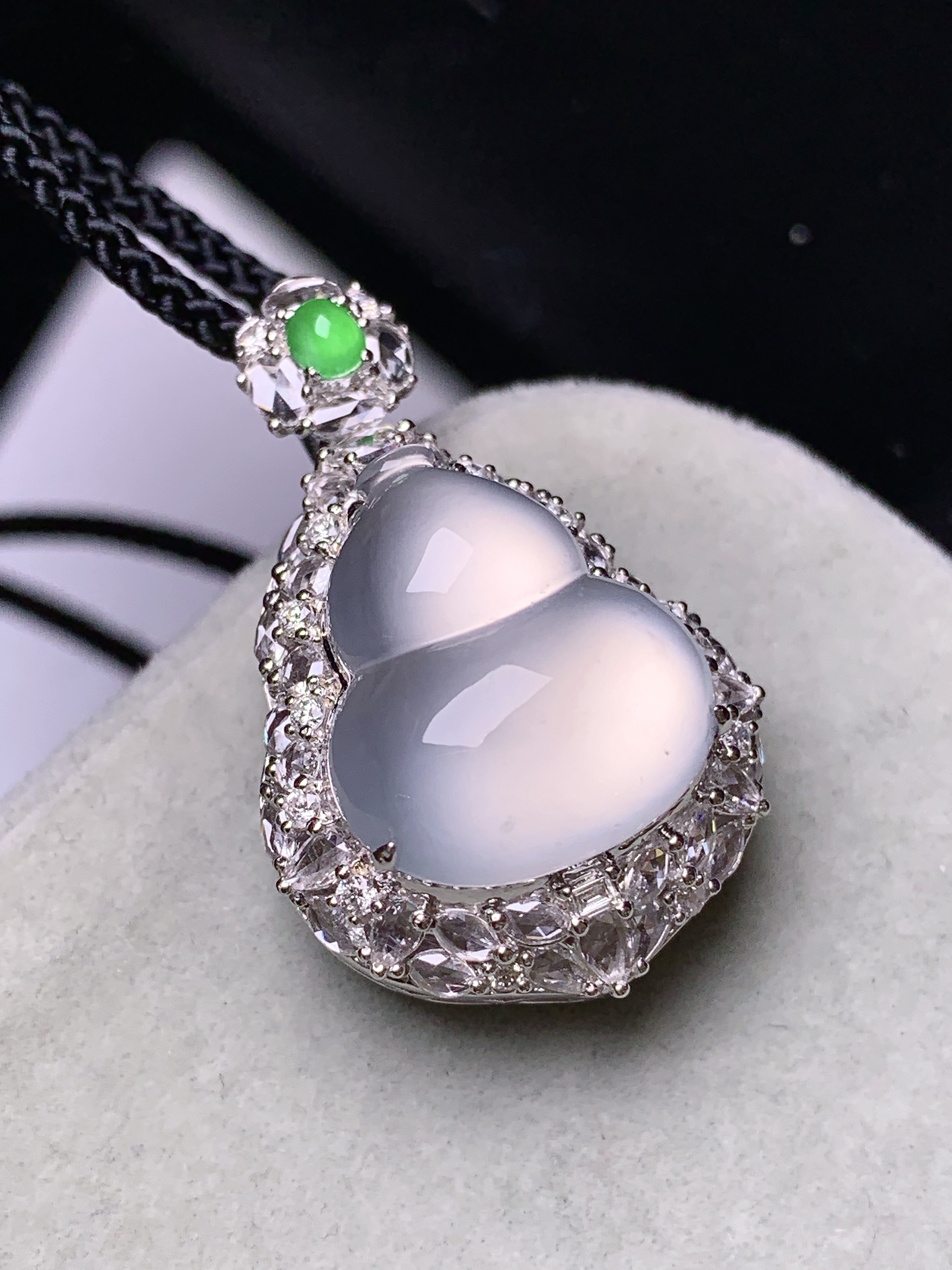 18k金钻镶嵌冰种葫芦吊坠 玉质细腻 色泽艳丽清新 水润亮眼 整体尺寸31*19.5*13.8b12