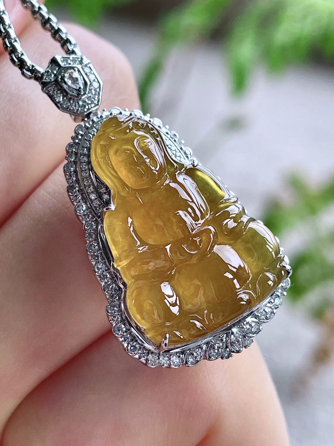 【镶嵌】高冰黄翡观音吊坠 【说明】缅料 18k金镶嵌 无裂 性比高 【整体】36.5-20-10.3 【裸石】23.8-16.6-4.3 【重量】6克