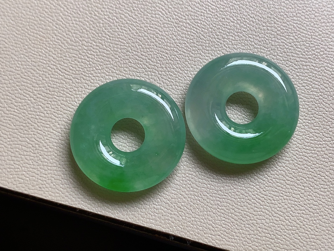 冰种阳绿甜甜圈一对 色泽青翠漂亮，种水，无裂尺寸19.5*4.8