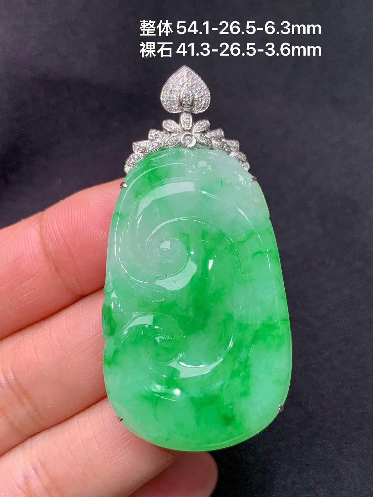冰飘绿如意吊坠，18k金镶嵌，冰润色阳，玉质细腻，种水足，Nn 尺寸54.1*26.5*6.3