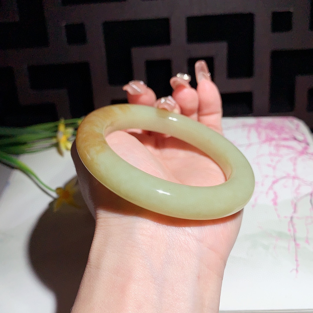 和田玉58圈且末糖手镯玉质细腻油润 底色纯净 无裂无棉 脂粉好，品质高。