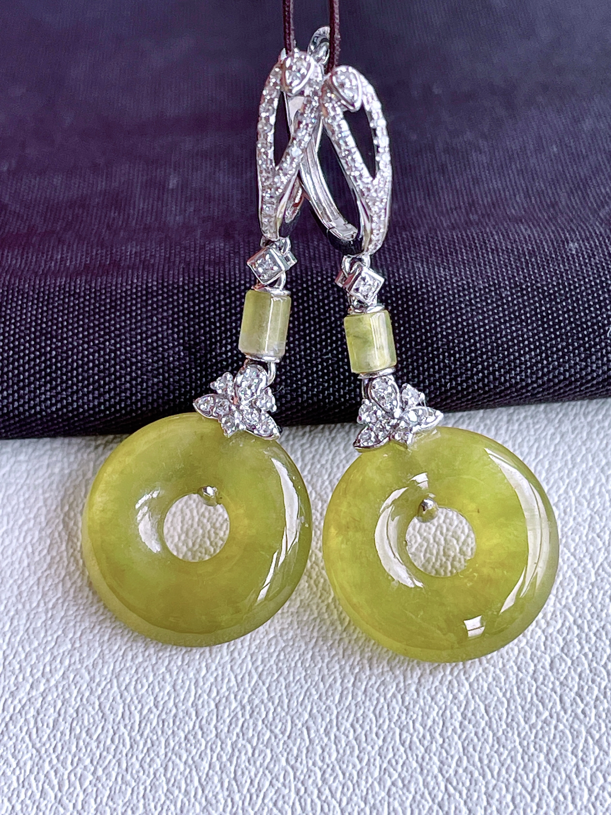 【镶嵌】高冰黄翡甜甜圈耳坠 
【说明】缅料 18k金镶嵌 性价比高  
【整体】36.8
【裸石】14-3.2..