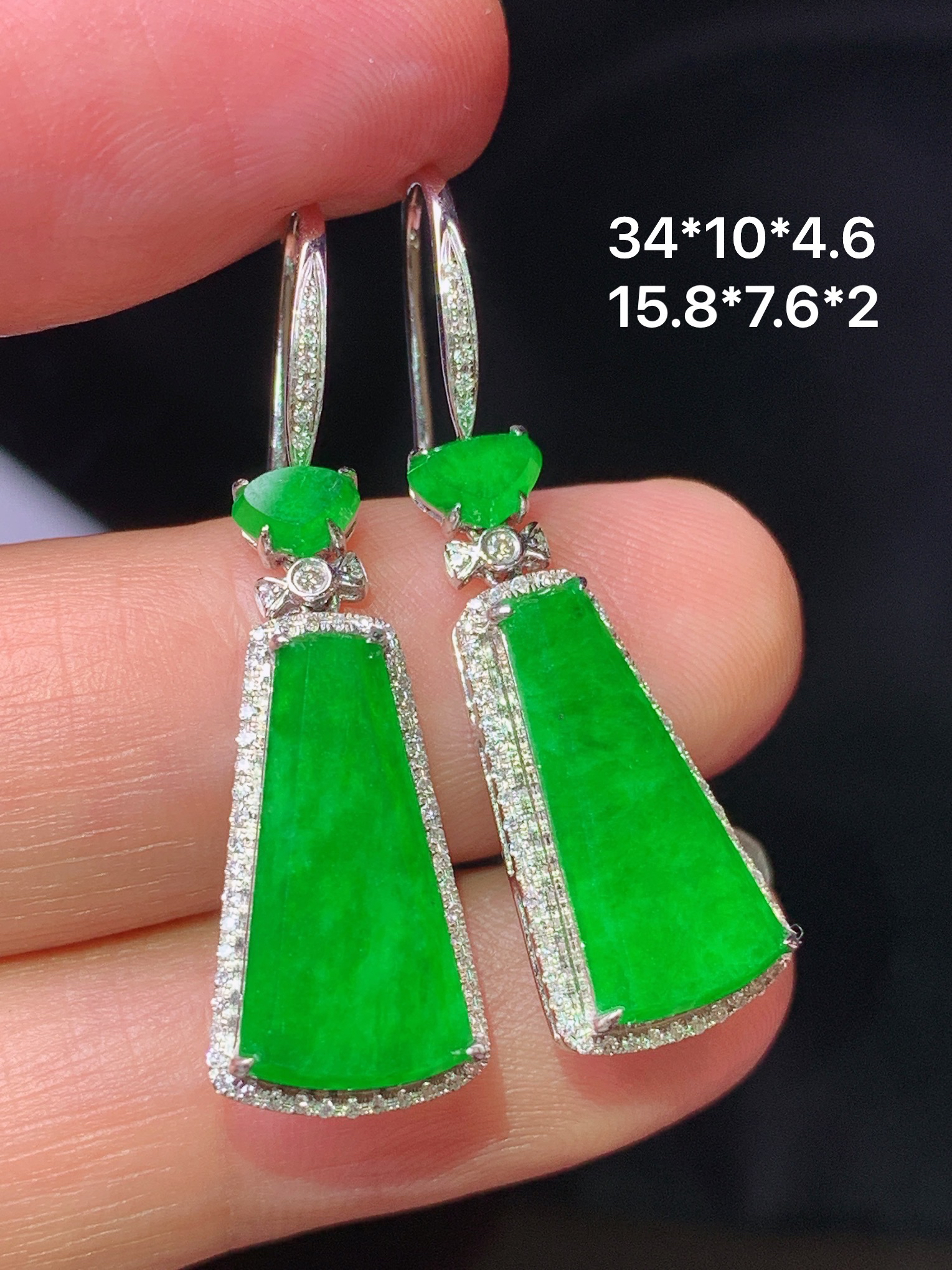 18k金钻镶嵌满绿无事牌耳坠 玉质细腻 色泽艳丽清新 水润亮眼 整体尺寸34*10*4.8h1