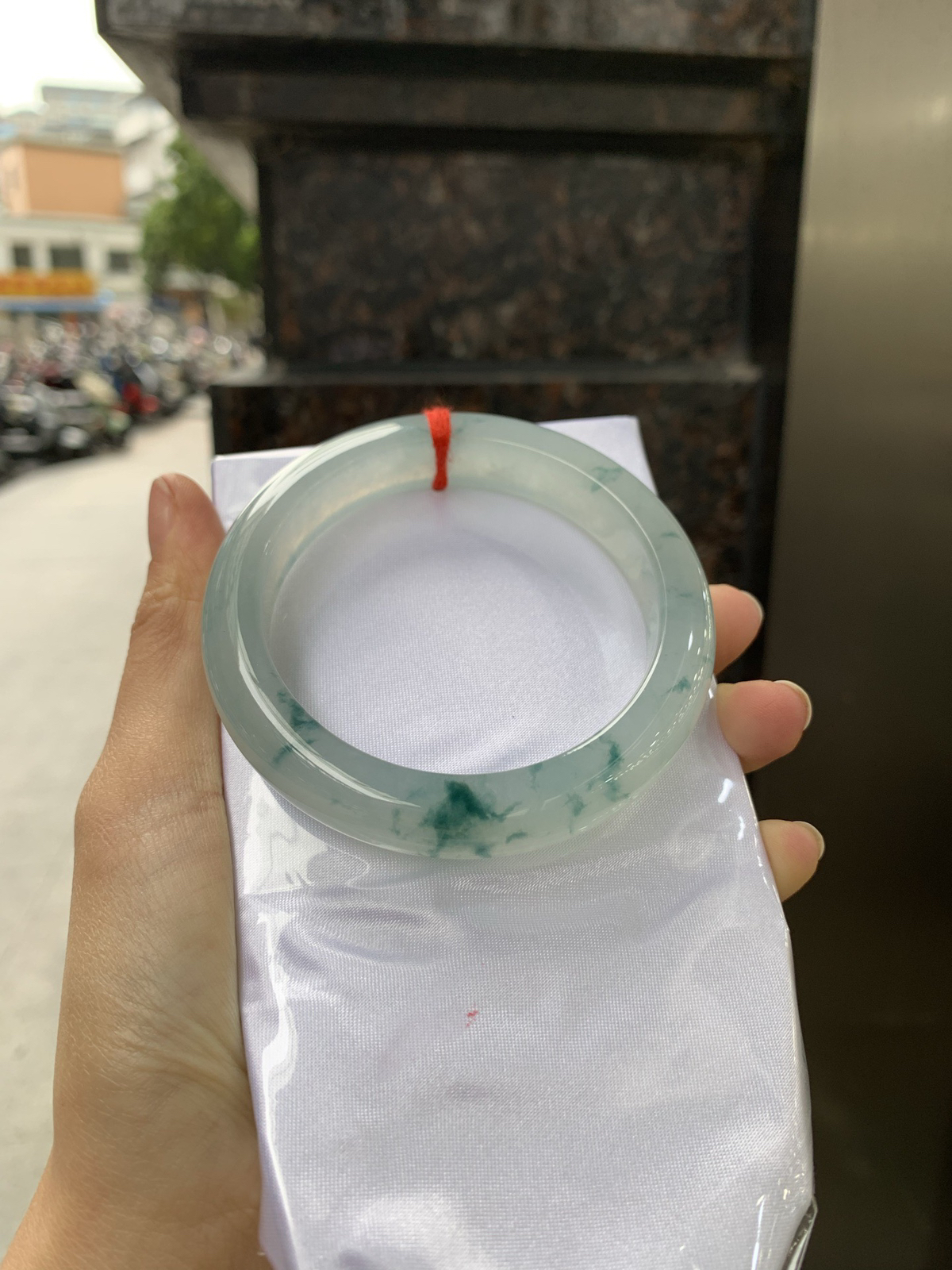 冰飘蓝花正圈，无暇
底妆冰润细腻，冰底中开出朵朵兰花，飘逸灵动，勾勒出一副唯美诗意的山水意境画，古典优雅又大气