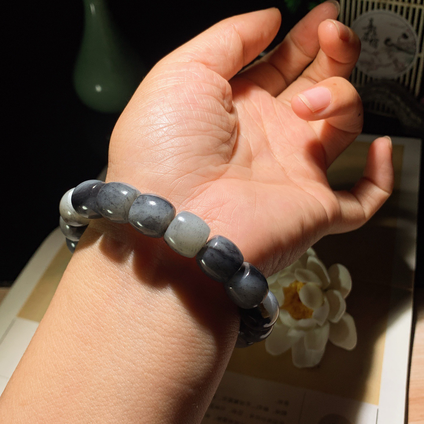 新疆和田玉籽料青花直切手串 单颗尺寸11/12重52.5克。玉质细腻油润。手推出油。佩戴高端典雅。lt260413