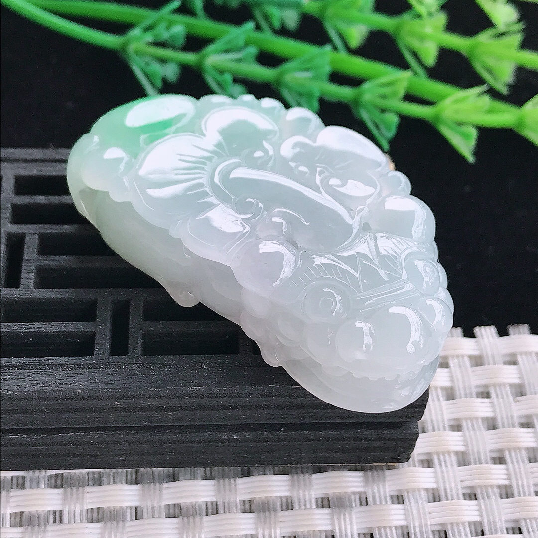 实拍A货翡翠46/23.8/12.2老坑秀气冰润飘绿貔貅吊坠翡翠玉牌