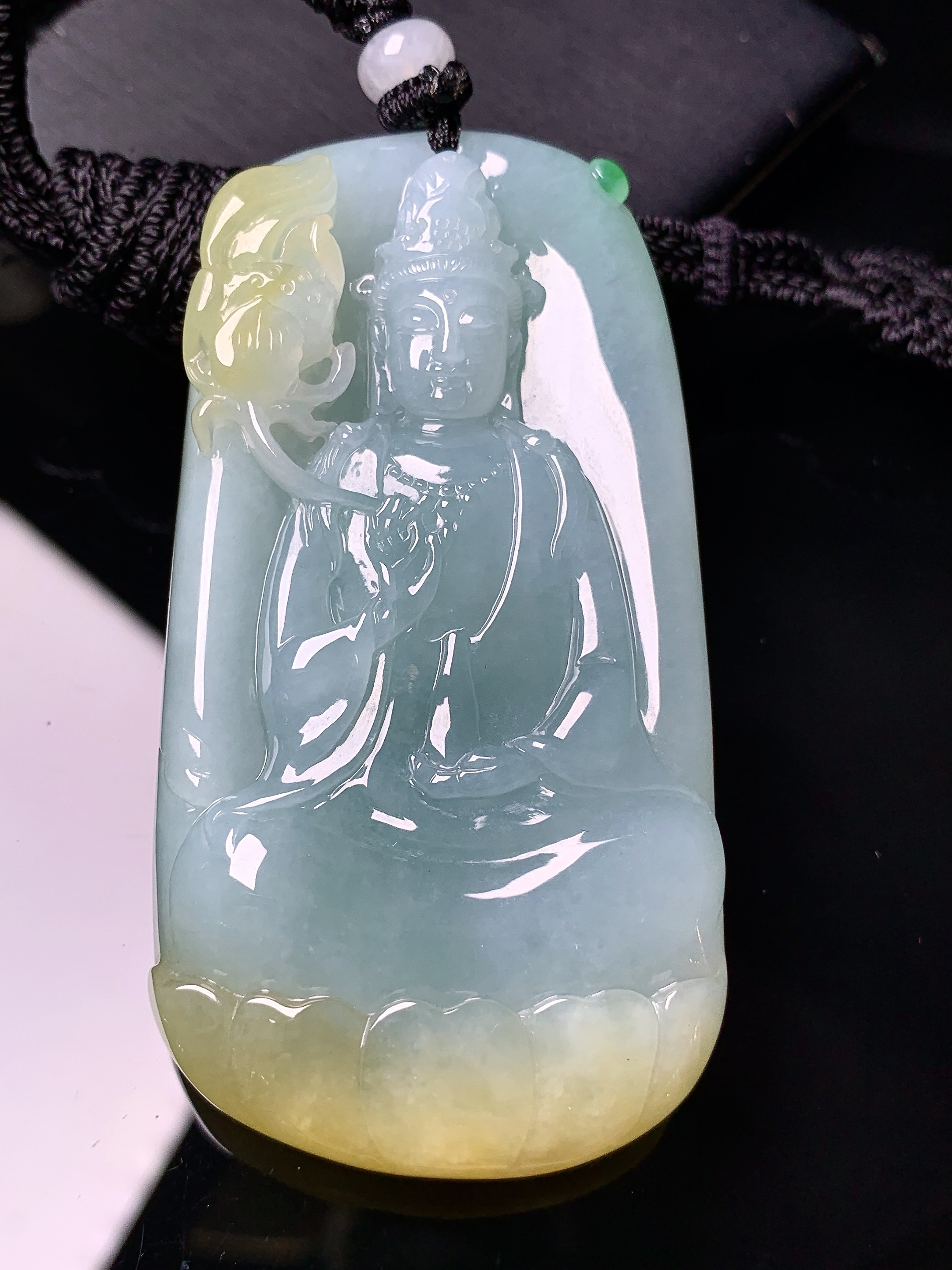 飘黄翡观音菩萨吊坠 玉质细腻 色泽艳丽清新 水润亮眼 整体尺寸67.6*34.8*9.2w1