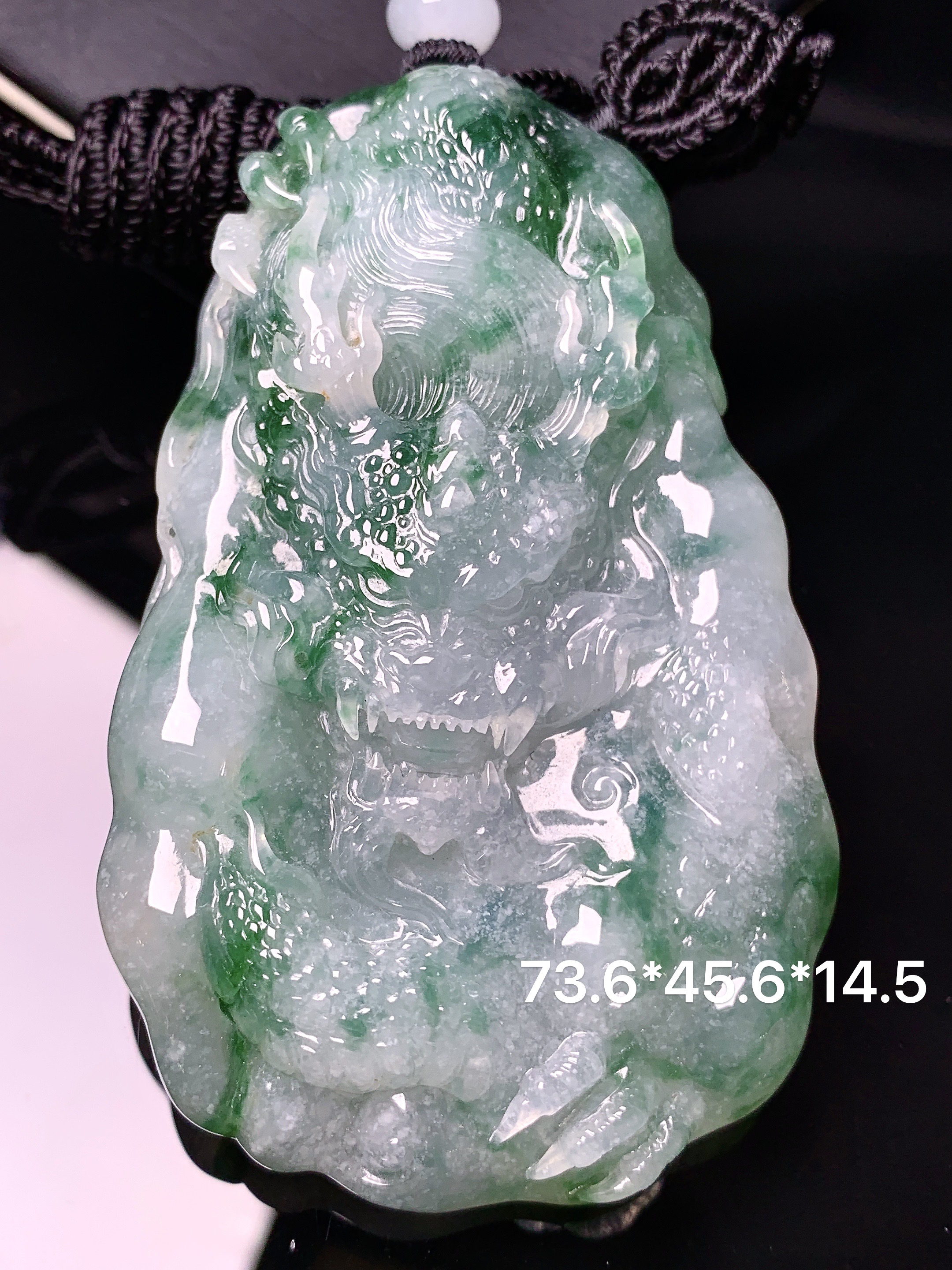 飘绿龙牌吊坠 玉质细腻 色泽艳丽清新 水润亮眼 整体尺寸73.6*45.6*14.5L1