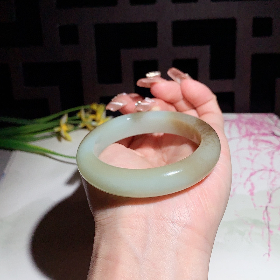 和田玉53.5圈且末糖手镯！玉质细腻油润 底色纯净 无裂无杂 脂粉好，品质高。