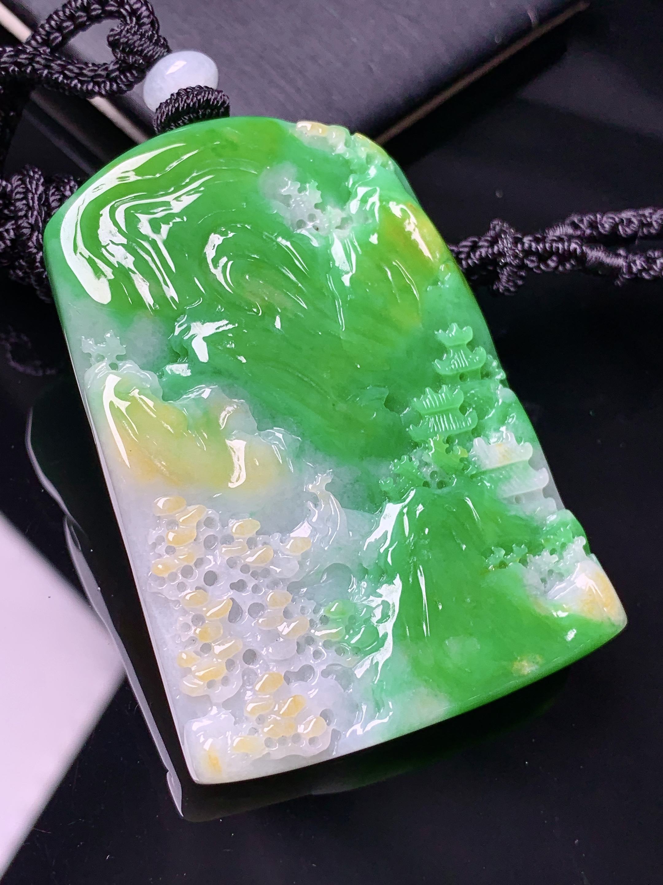 飘黄绿翡山水吊坠 玉质细腻 色泽艳丽清新 水润亮眼 整体尺寸54.5*38.5*7.2w1