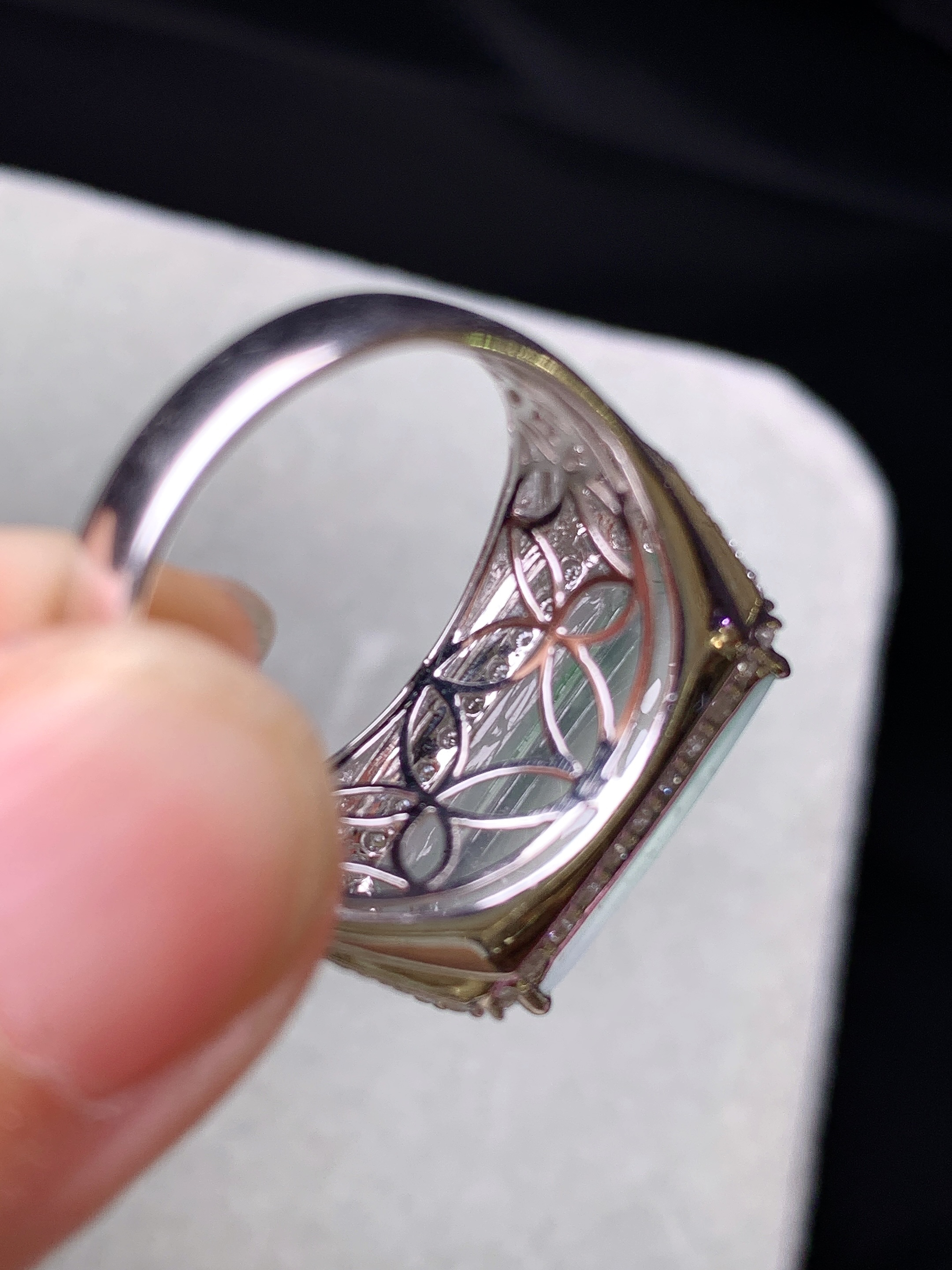 18k金钻镶嵌冰种玉柱戒指 玉质细腻 色泽艳丽清新 水润亮眼 圈口20.5 整体尺寸18.5*8.2*3.5k1