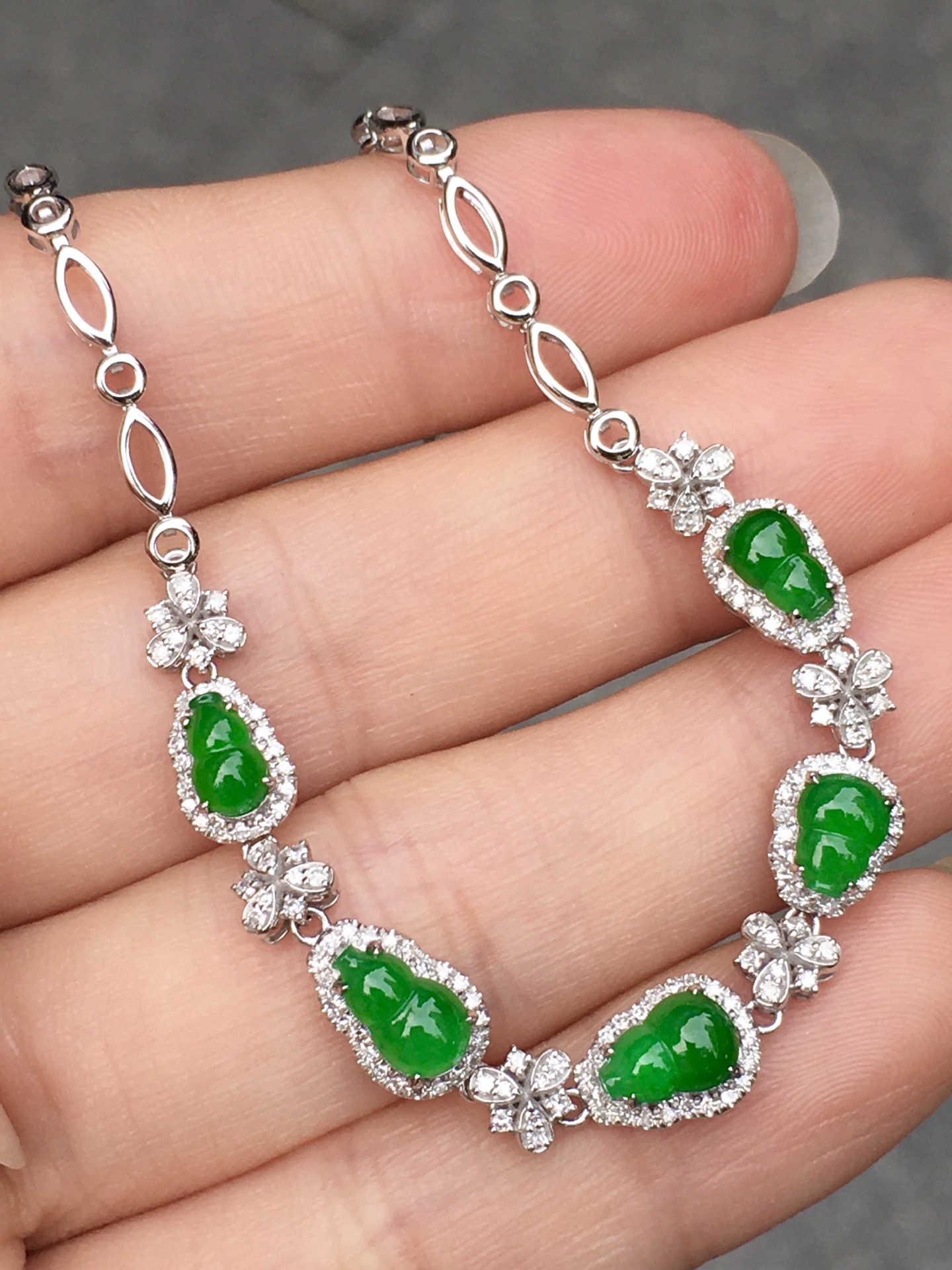 阳绿葫芦手链，种色，性比超高。18K金伴钻镶嵌，款式时尚精美。整体尺寸取一：8.7×6.4×4.7裸石尺寸取一：6.5×4.5×3