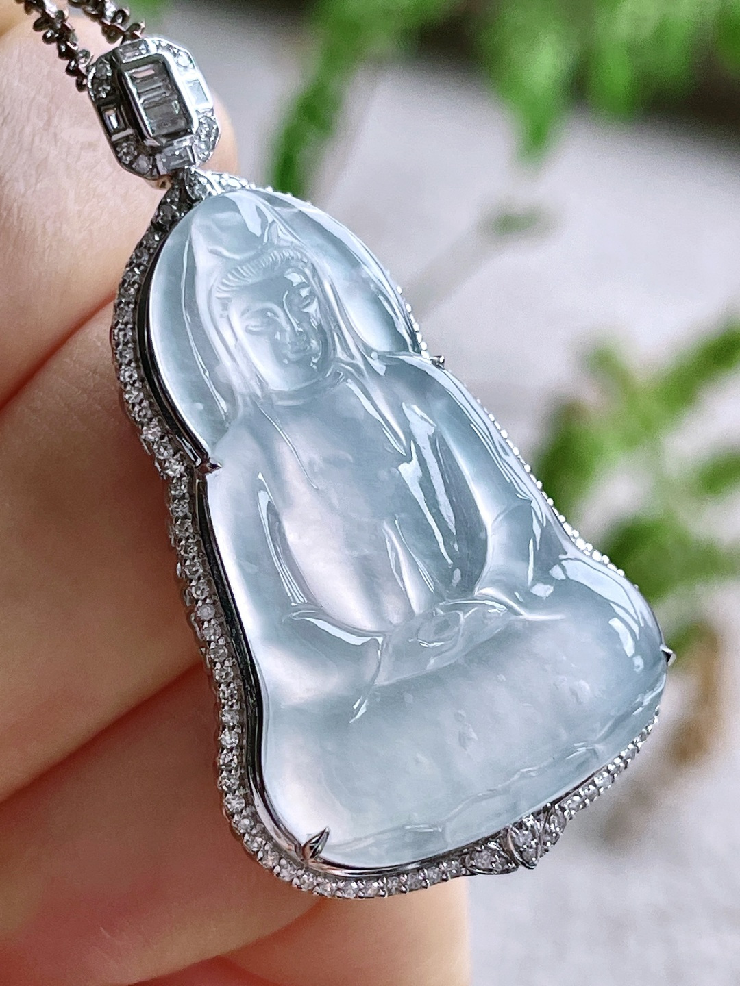 【镶嵌】高冰观音素衣观音吊坠 【说明】缅料 18k金镶嵌 无裂 性比高 【整体】46.6-24.7-11.1 【裸石】34.3-21.8-3.8 【重量】10.5克