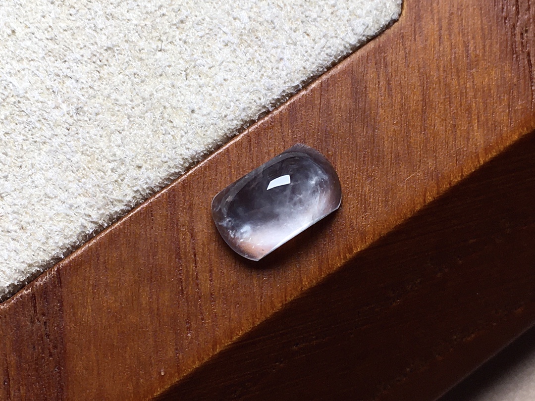 玻璃种马鞍 冰透感十足，白皙透亮，尺寸9.2*5.4*3.4 超值 不议