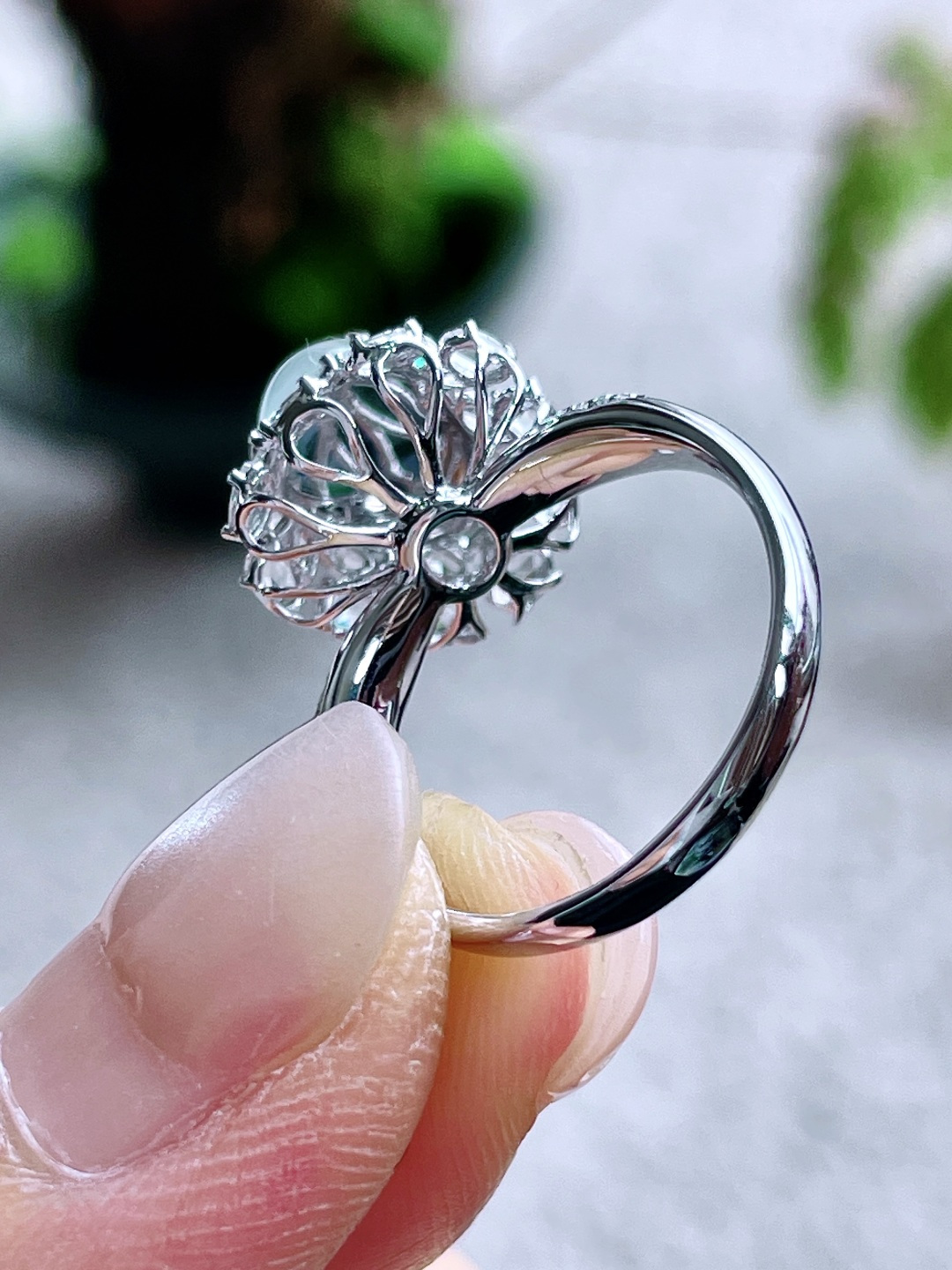 【镶嵌】高冰葫芦戒指 【说明】缅料 18k金镶嵌 无裂 性比高 【整体】15-12.8-11 【裸石】9-6.7-3.3 【圈口】14号 【重量】3.4克