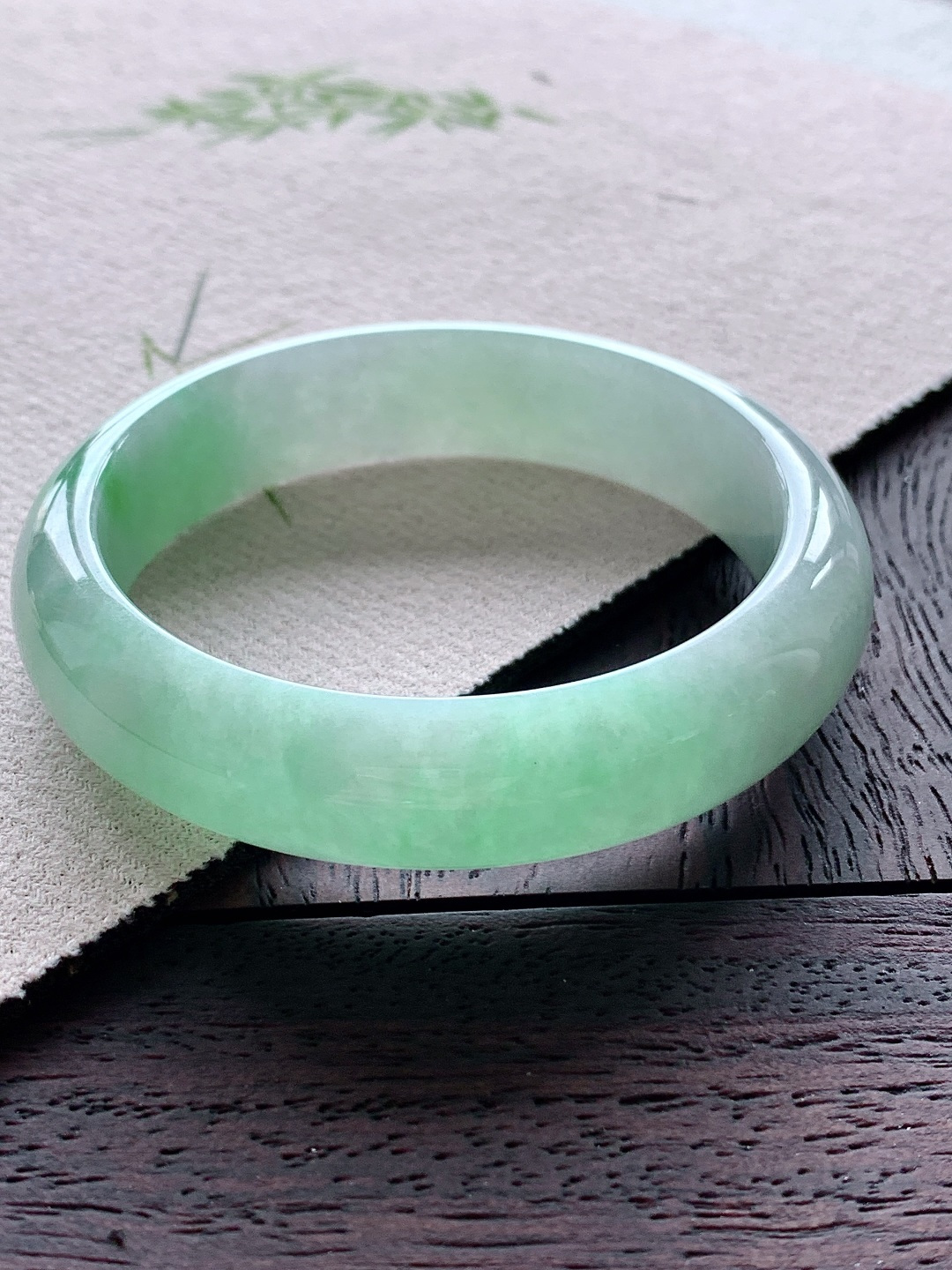 正圈 圈口56.1-13.5-7.2飘绿花 冰飘花 绿带绕腕 种老细腻 缅甸A货 无裂