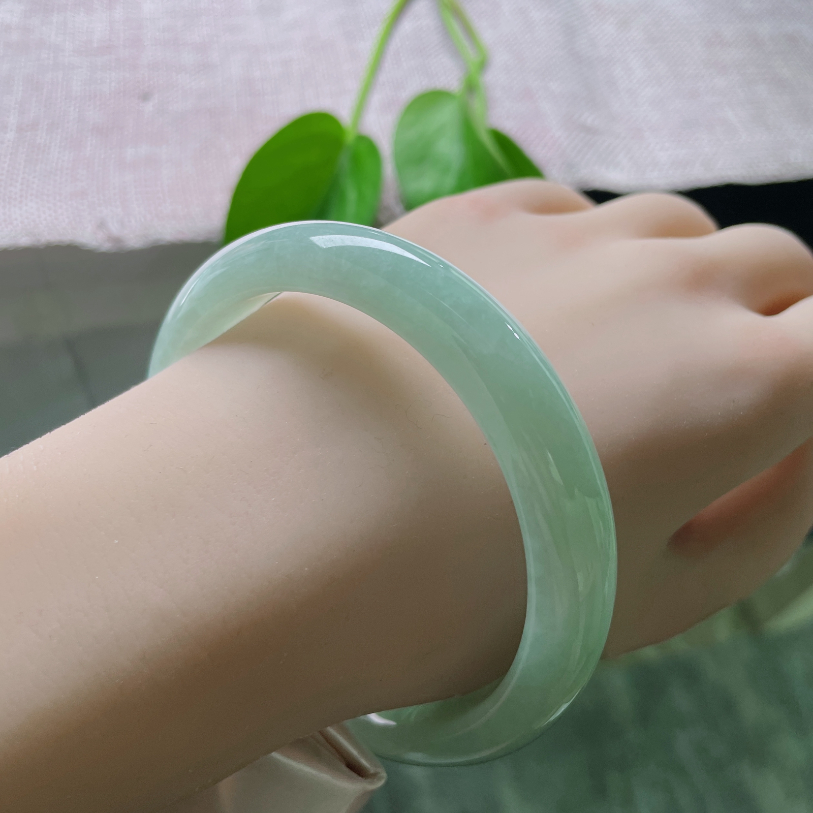 63.2/12.3/8.2，绿底正圈，大圈口，甜美可人，色如翠羽，质比凝脂..