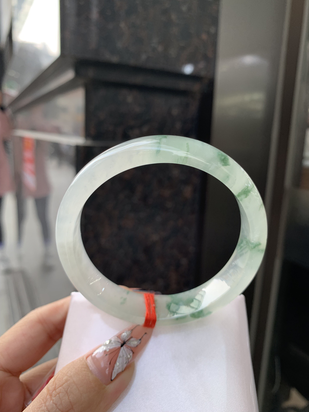 冰飘花正圈
底妆水润细腻，冰底中开出了朵朵兰花，飘花灵动飘逸，勾勒出一幅唯美诗意的山水意境画，古典优雅又秀气。