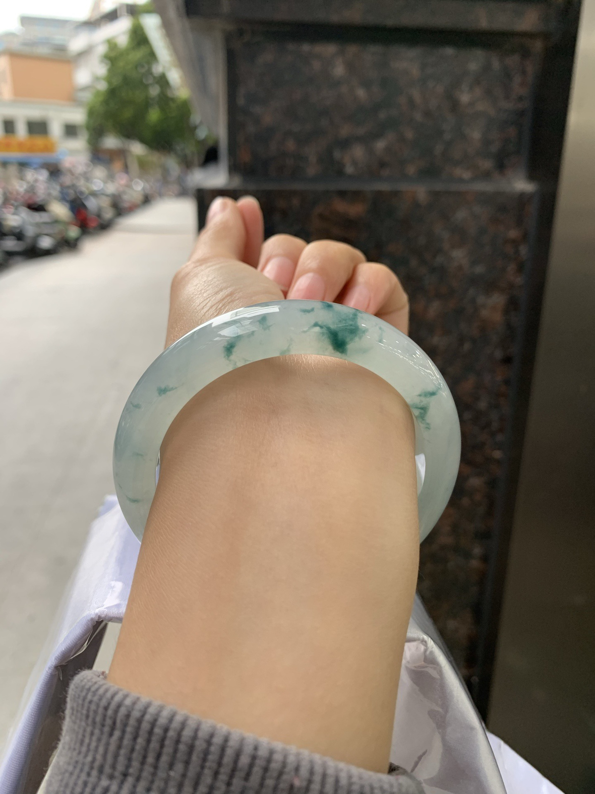 冰飘蓝花正圈，无暇
底妆冰润细腻，冰底中开出朵朵兰花，飘逸灵动，勾勒出一副唯美诗意的山水意境画，古典优雅又大气