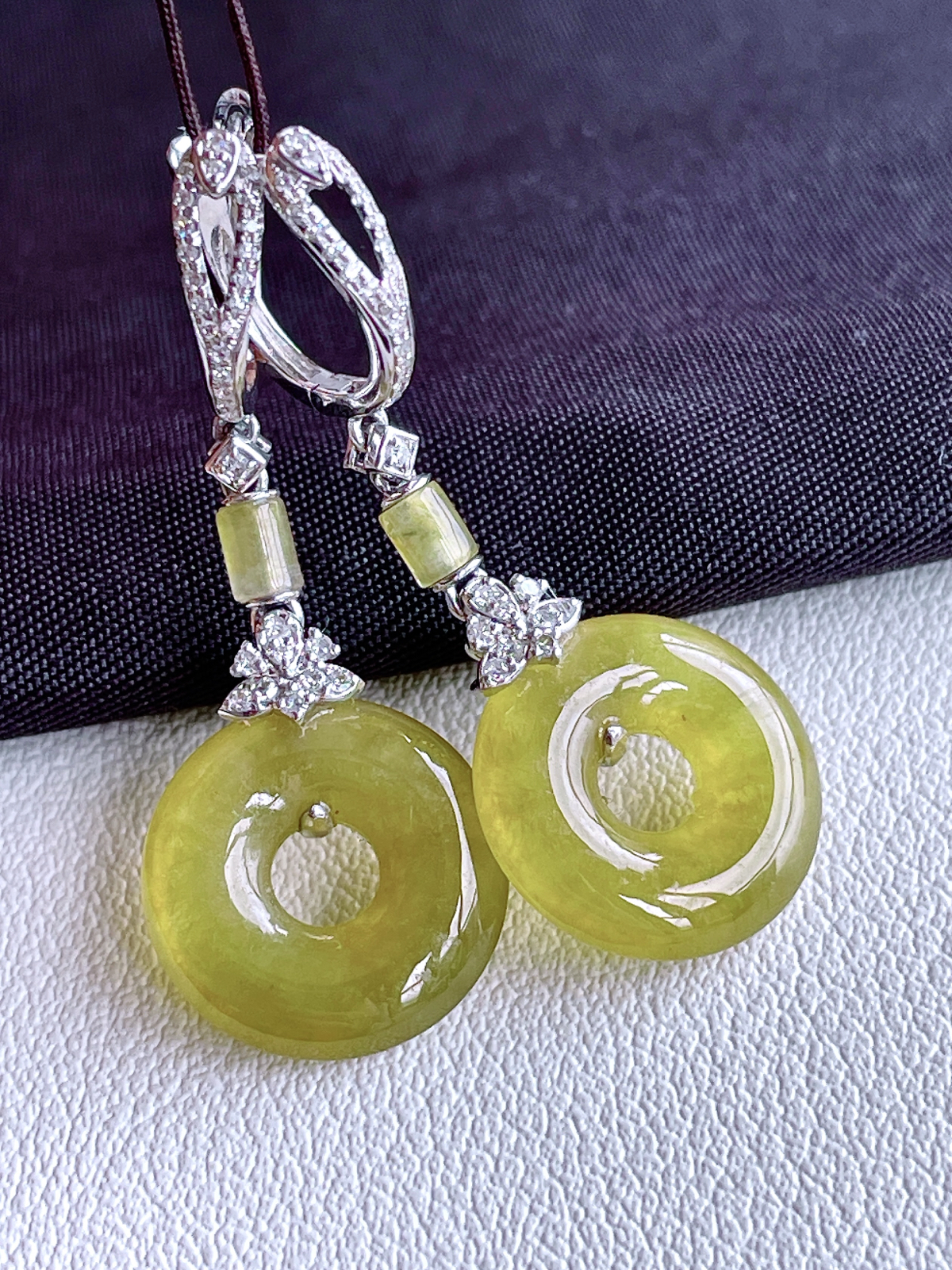 【镶嵌】高冰黄翡甜甜圈耳坠 
【说明】缅料 18k金镶嵌 性价比高  
【整体】36.8
【裸石】14-3.2..