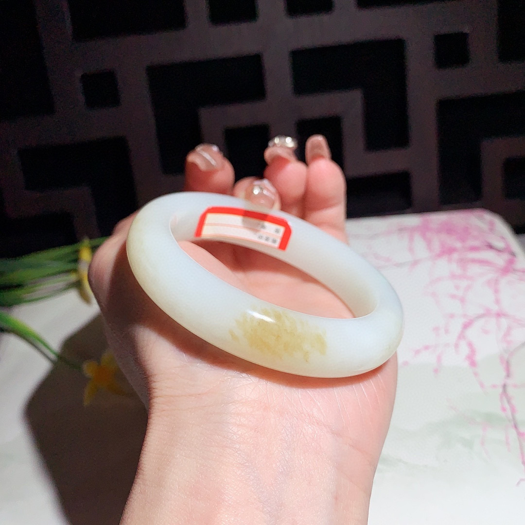 和田玉55圈且末糖手镯！玉质细腻油润 底色纯净 无裂无杂黑 脂粉好，品质高。