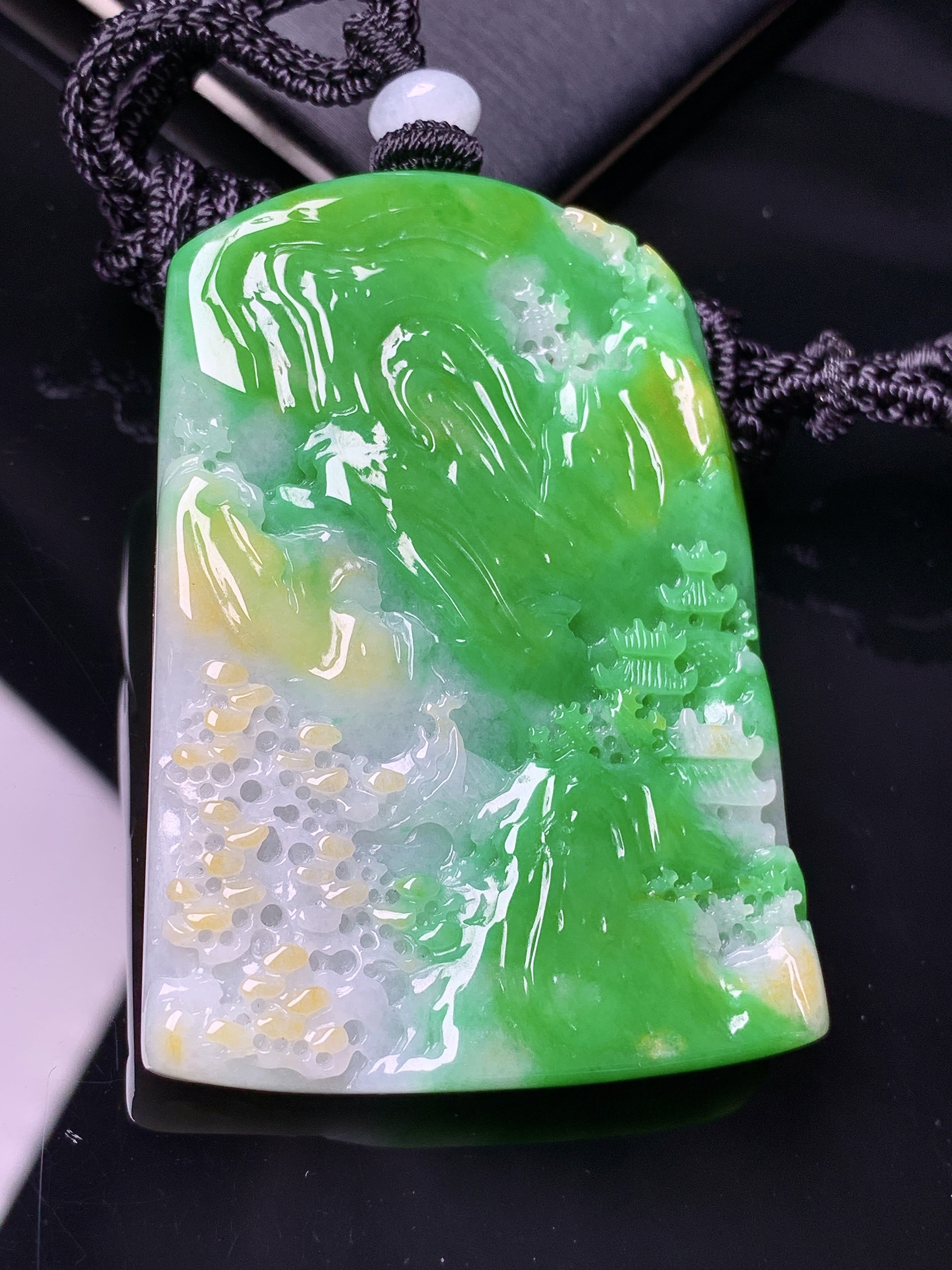 飘黄绿翡山水吊坠 玉质细腻 色泽艳丽清新 水润亮眼 整体尺寸54.5*38.5*7.2w1