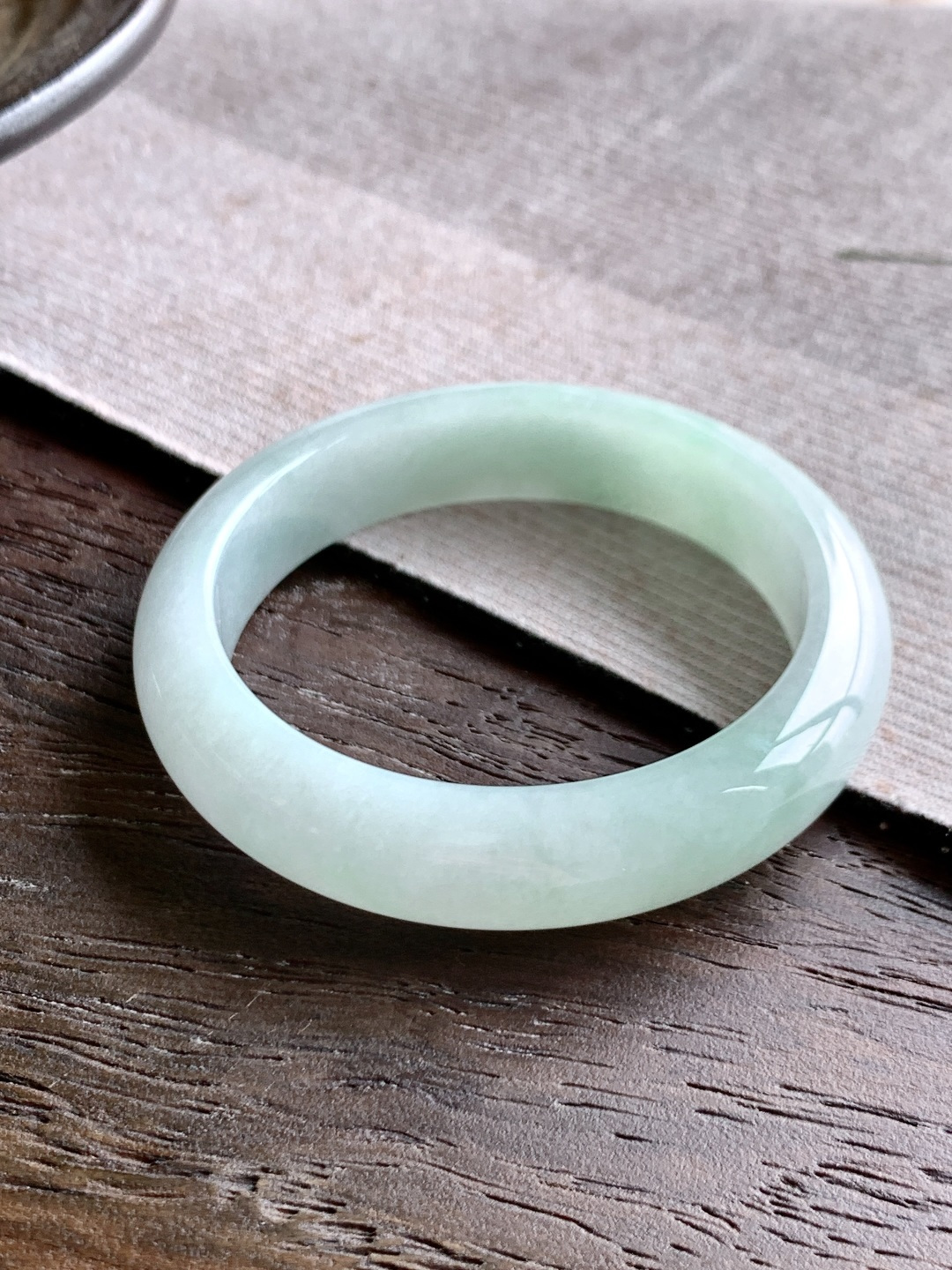 【手镯】正圈 圈口56.9-13.6-8.7【说明】晴水化底 冰晴水 种老细腻 缅甸A货翡翠 有细纹