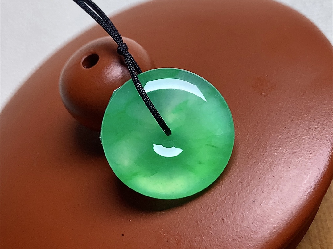 高冰金丝绿怀古 色泽青翠漂亮，种水，无裂尺寸15.6*3.8