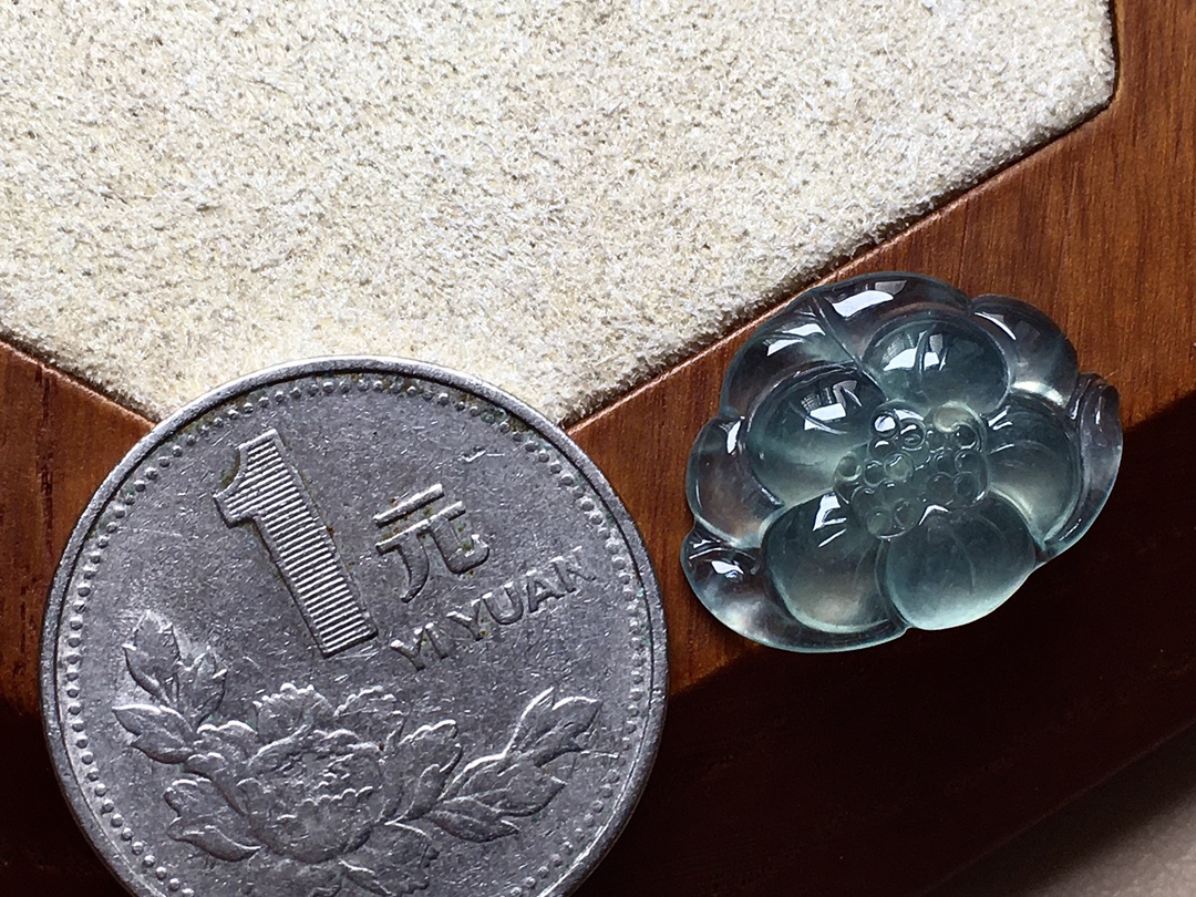 高冰底色莲花 底色漂亮，种水，无裂，尺寸19.5*15*3.5