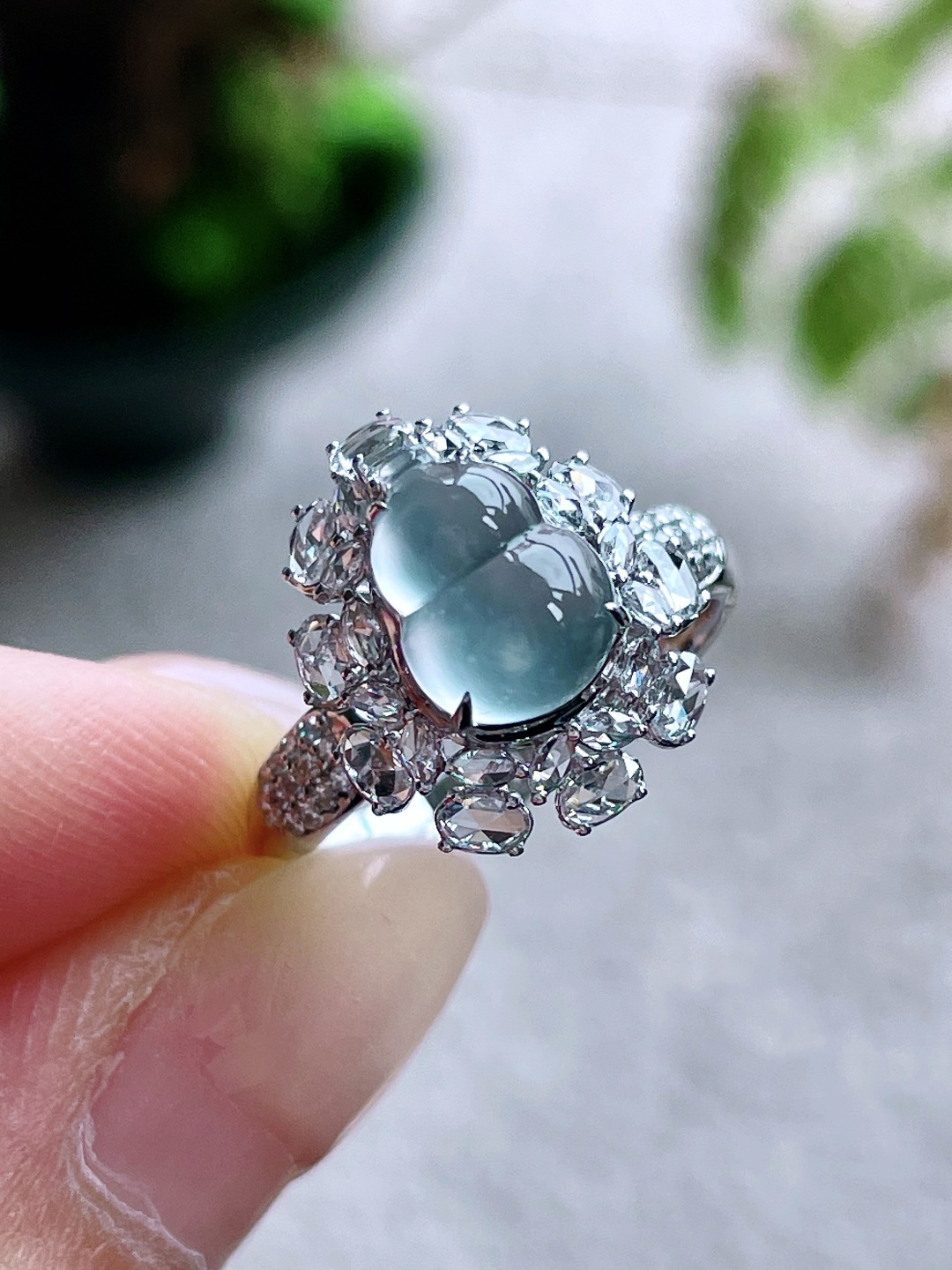 【镶嵌】高冰葫芦戒指 【说明】缅料 18k金镶嵌 无裂 性比高 【整体】15-12.8-11 【裸石】9-6.7-3.3 【圈口】14号 【重量】3.4克