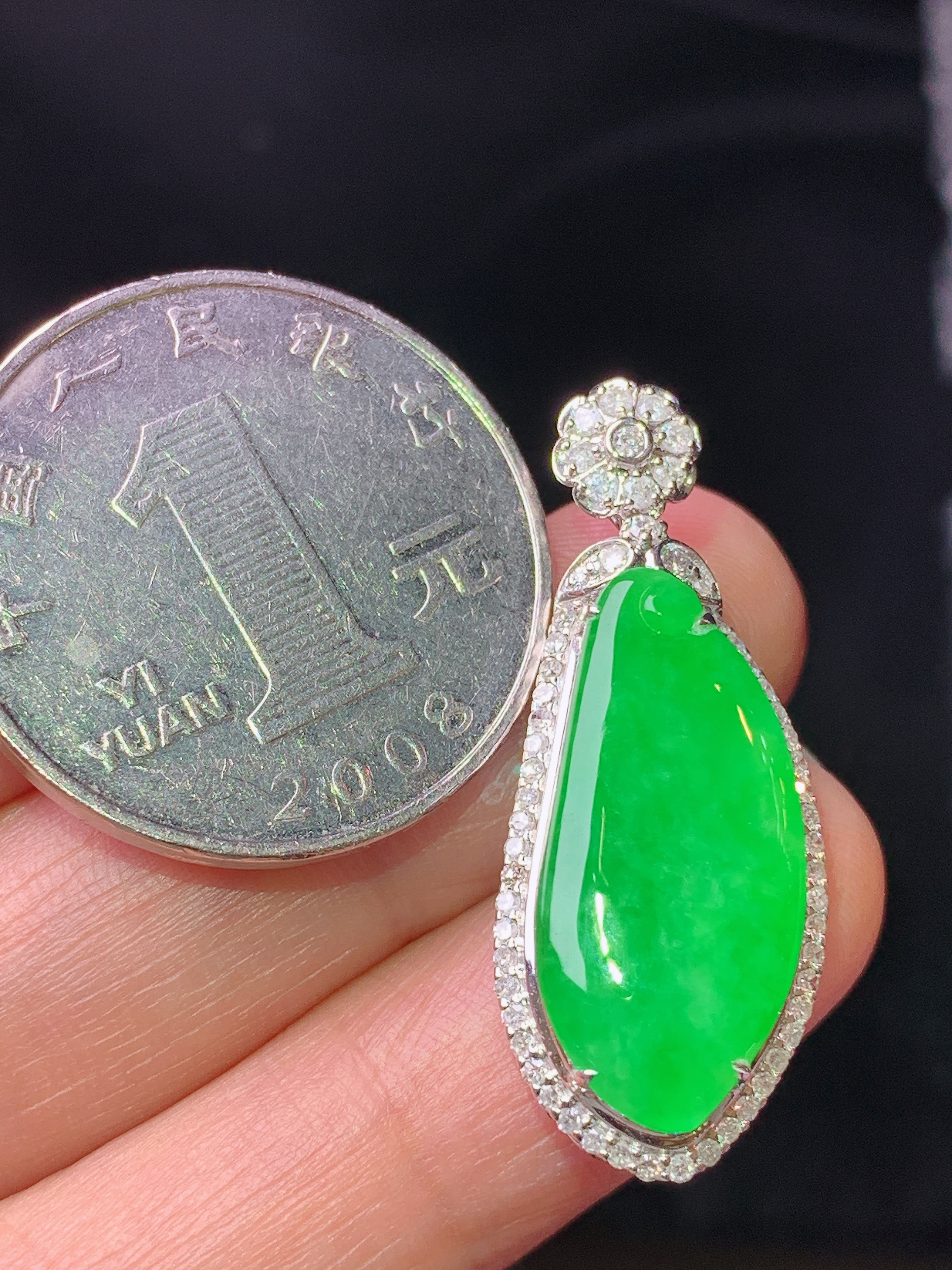 18k金钻镶嵌翠绿福瓜吊坠 玉质细腻 色泽艳丽清新 水润亮眼 整体尺寸32*13*7.8h1