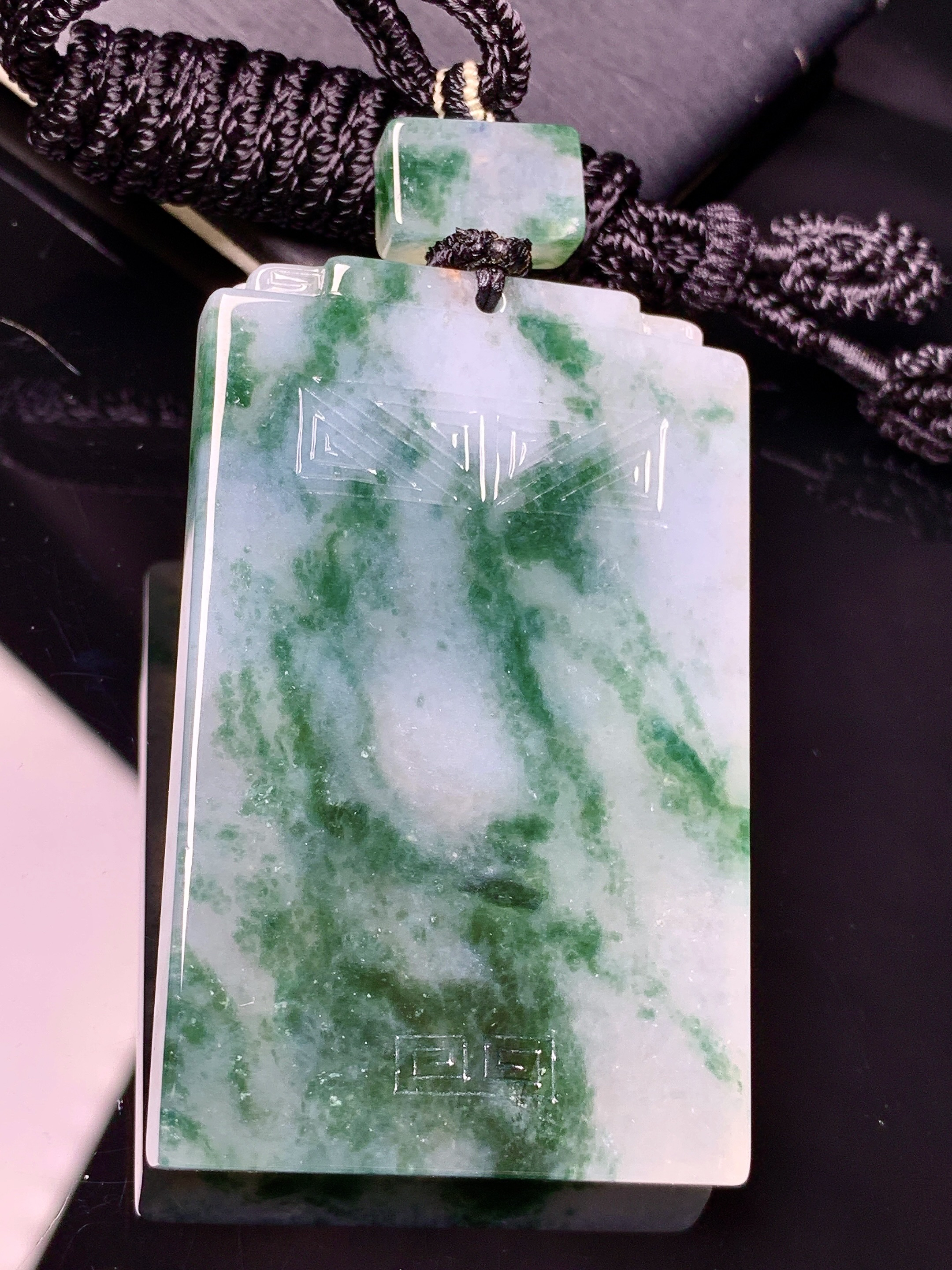 飘绿雕花无事牌吊坠 玉质细腻 色泽艳丽清新 水润亮眼 整体尺寸55*34.2*6L1