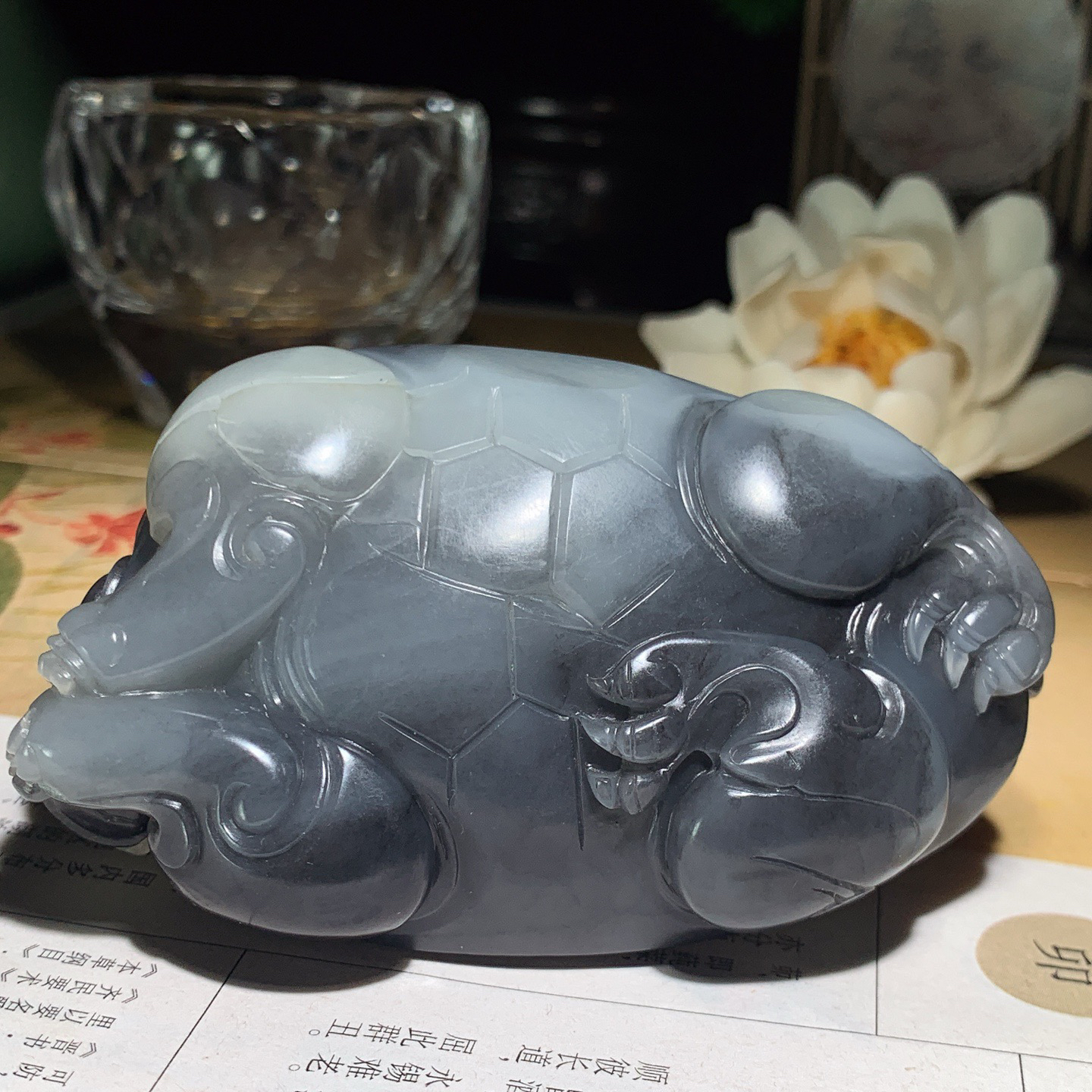 新疆籽料青花招财进宝富贵长寿龙龟把件。尺寸80/49/28重190.4克。玉质细腻油润。手推出油。品相大气。lt260413