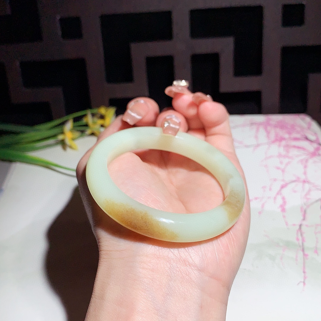 和田玉52.5圈且末糖手镯！玉质细腻油润 底色纯净 脂粉好，品质高。