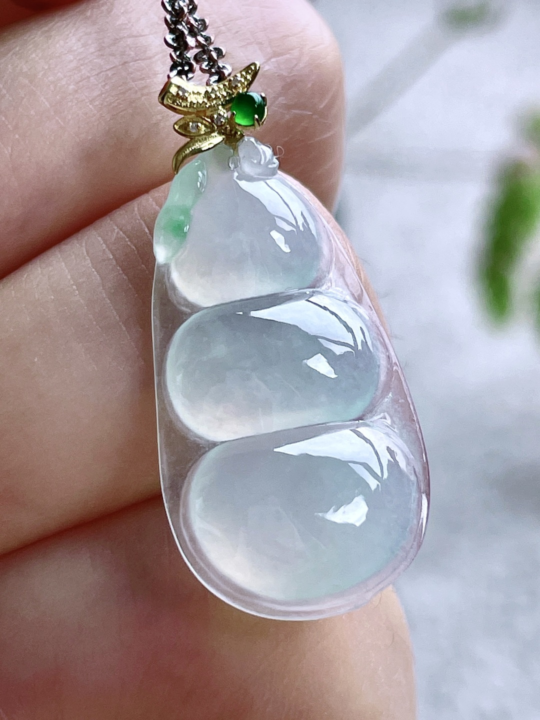 【镶嵌】冰飘花豆子飘花福豆吊坠 【说明】缅料 18k金镶嵌 无裂 性比高 【整体】32.3 【裸石】29.2-15-4 【重量】3克