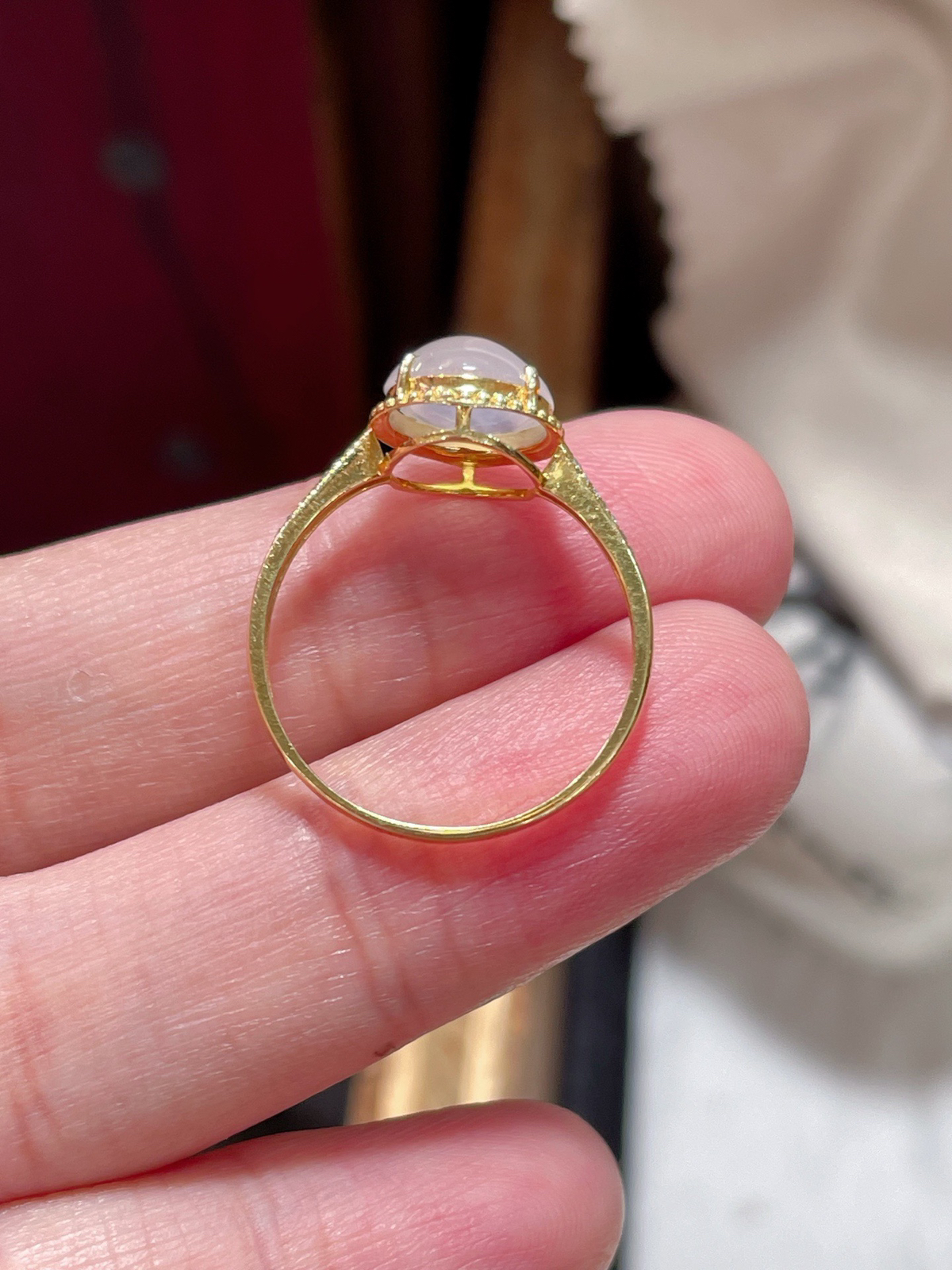 翡翠冰蛋面戒指，种水好好
裸石很饱满，专挑好品相，18k金钻石镶嵌