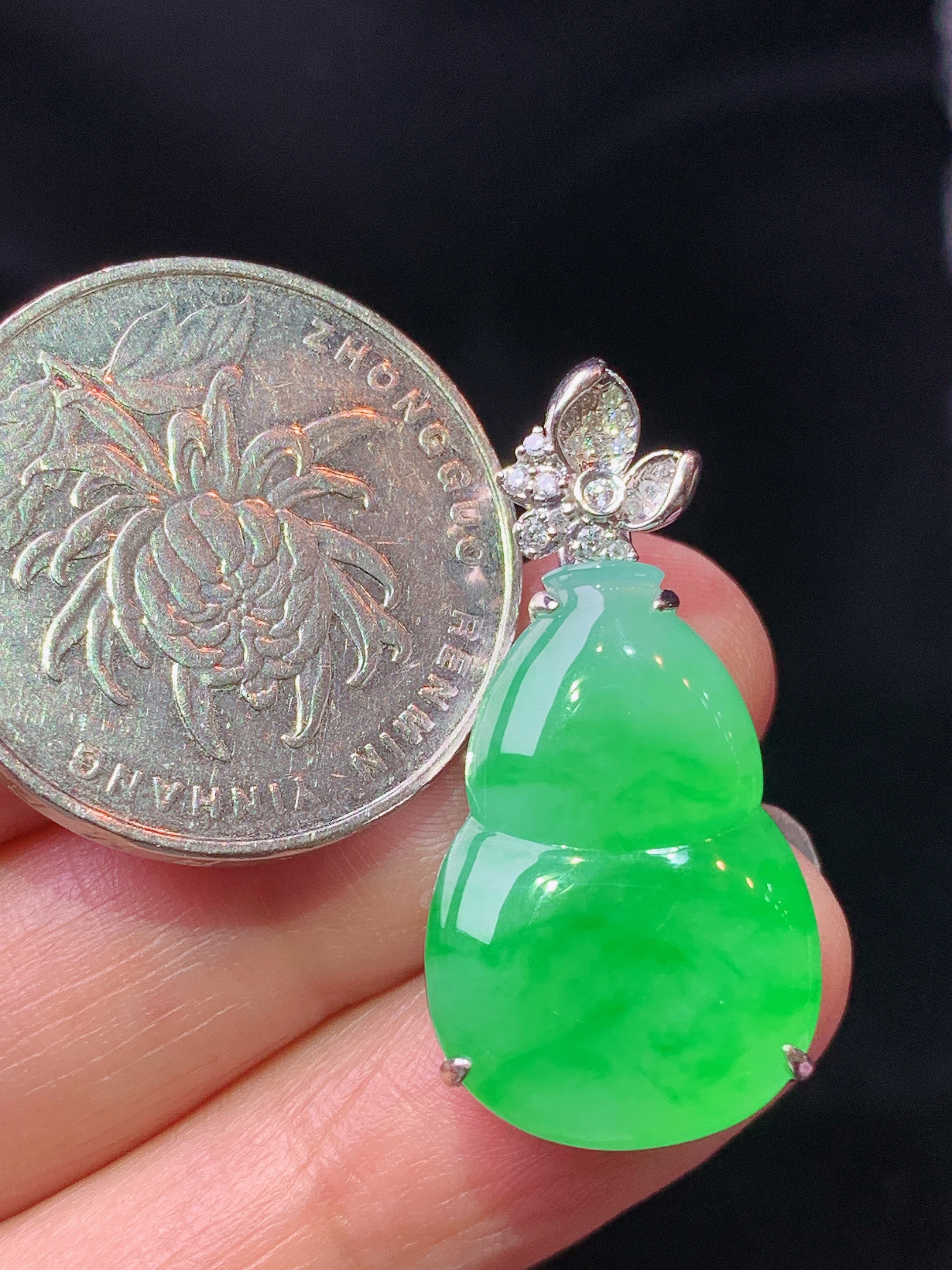 18k金钻镶嵌翠绿葫芦吊坠 玉质细腻 色泽艳丽清新 水润亮眼 整体尺寸30.6*15*8L2