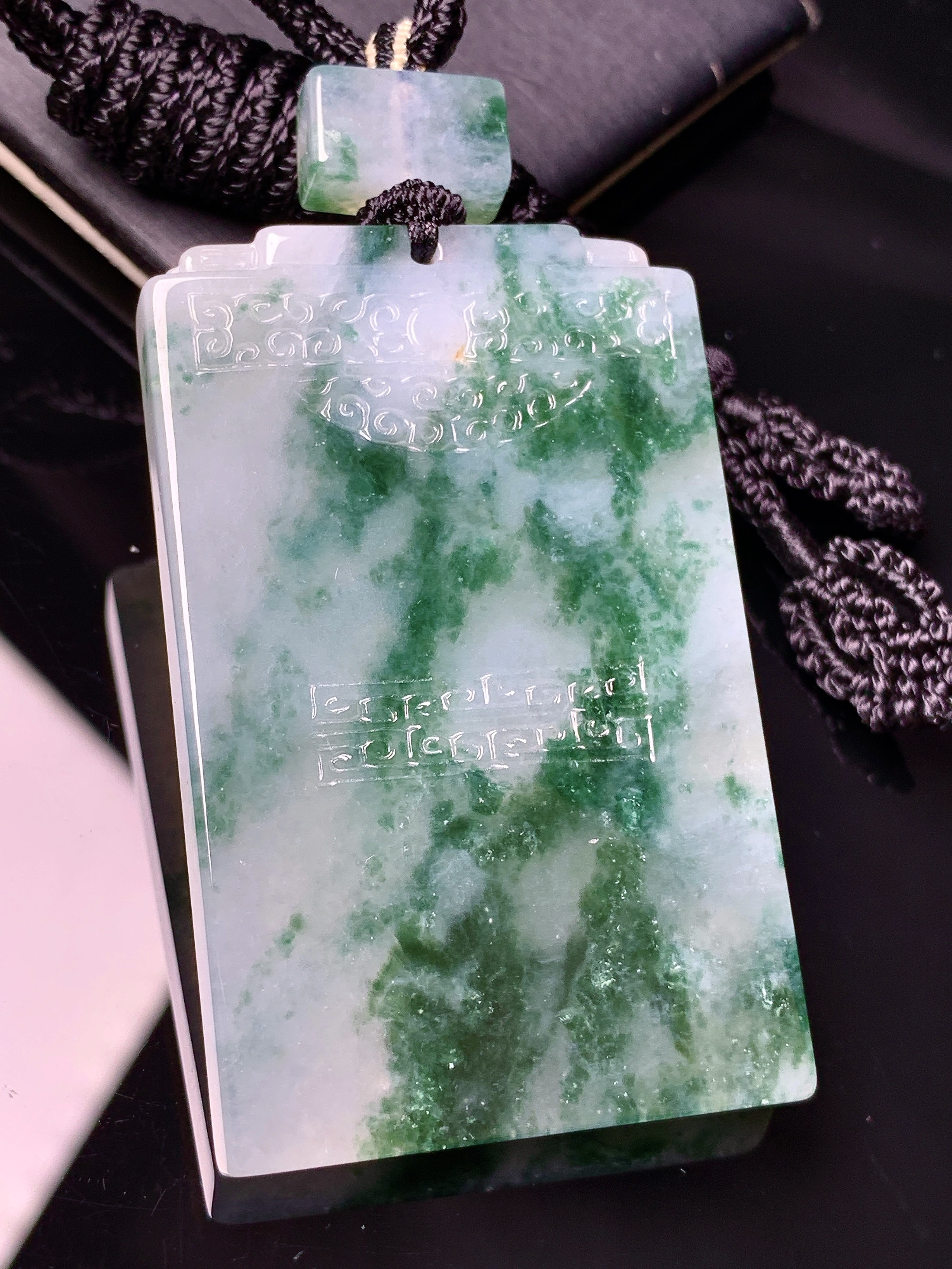 飘绿雕花无事牌吊坠 玉质细腻 色泽艳丽清新 水润亮眼 整体尺寸55*34.2*6L1