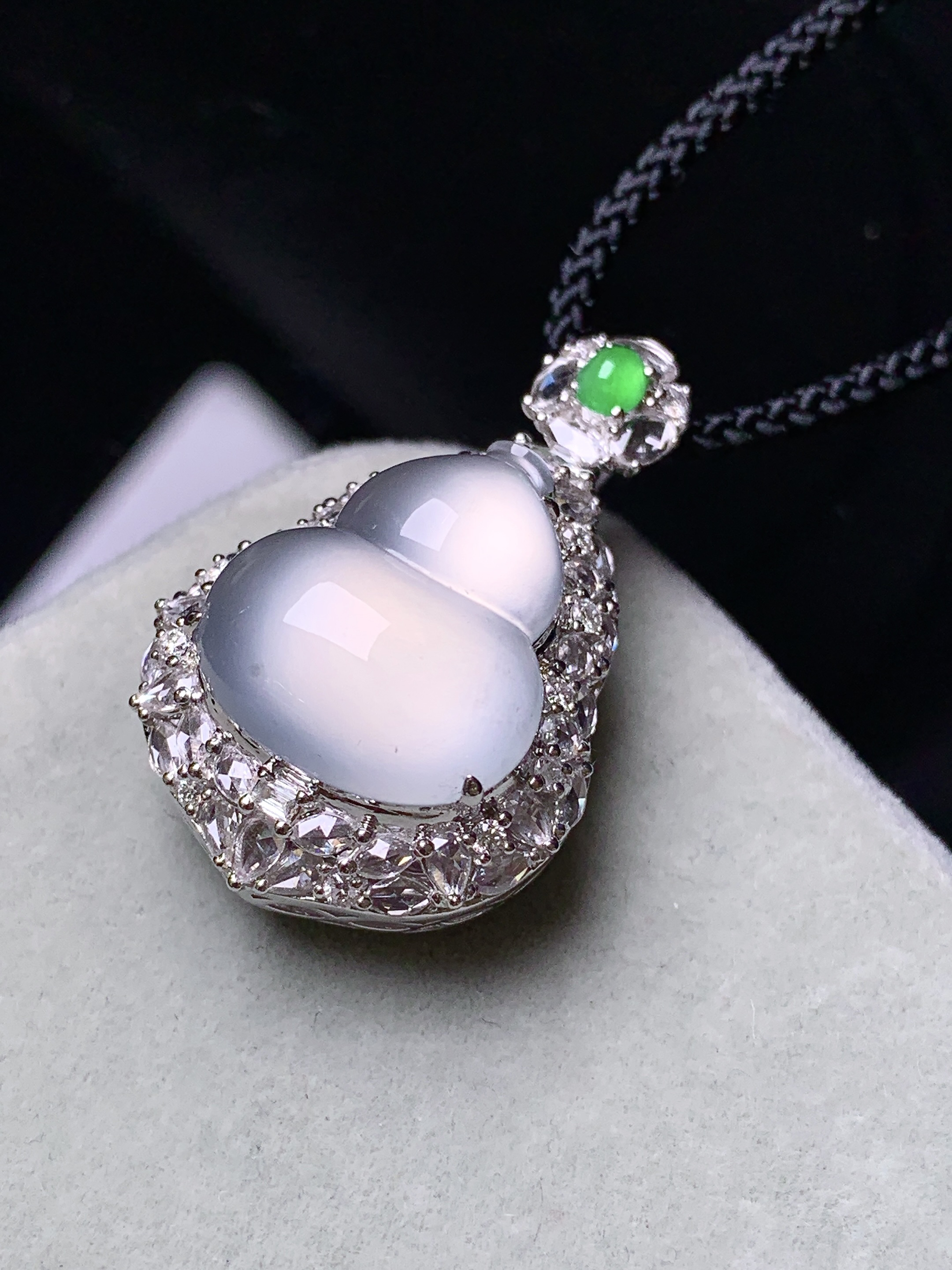 18k金钻镶嵌冰种葫芦吊坠 玉质细腻 色泽艳丽清新 水润亮眼 整体尺寸31*19.5*13.8b12