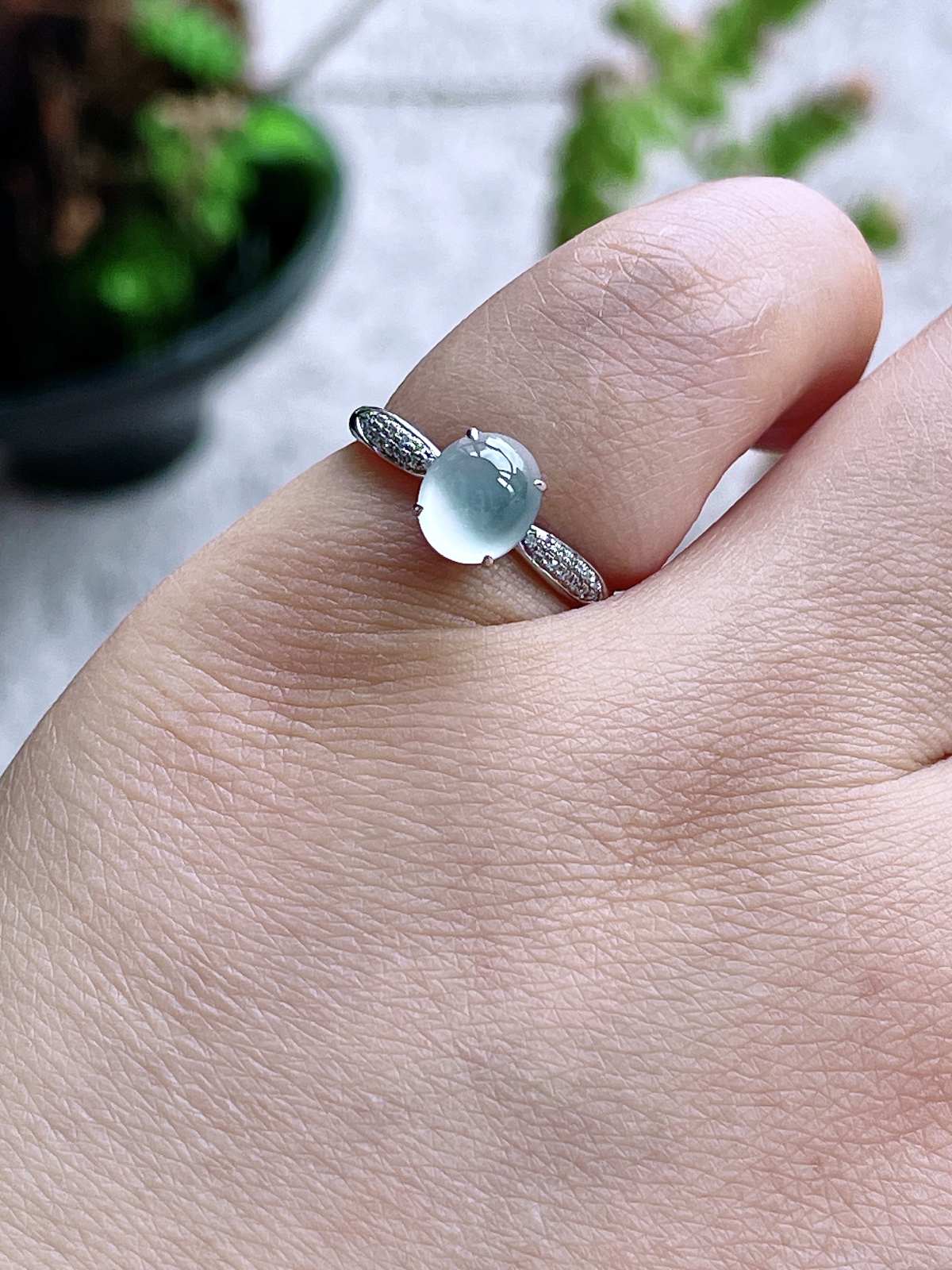 【镶嵌】高冰蛋面戒指  
【说明】缅料 18k金镶嵌 性价比高  
【裸石】7.2-6.3-4.5
【圈口】13号..