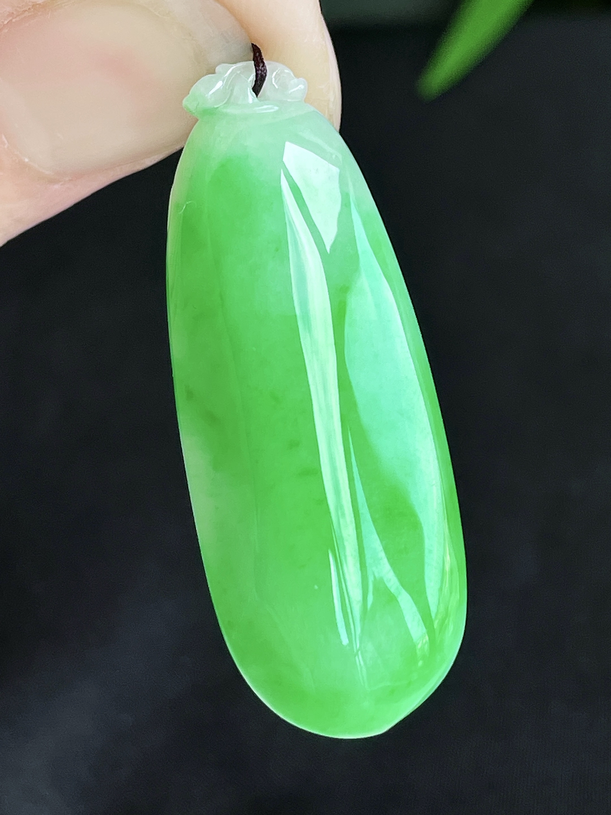 高冰阳绿福瓜吊坠
【说明】缅料 完美 性价比高  
【尺寸】41.6-16-8.2
【重量】10克