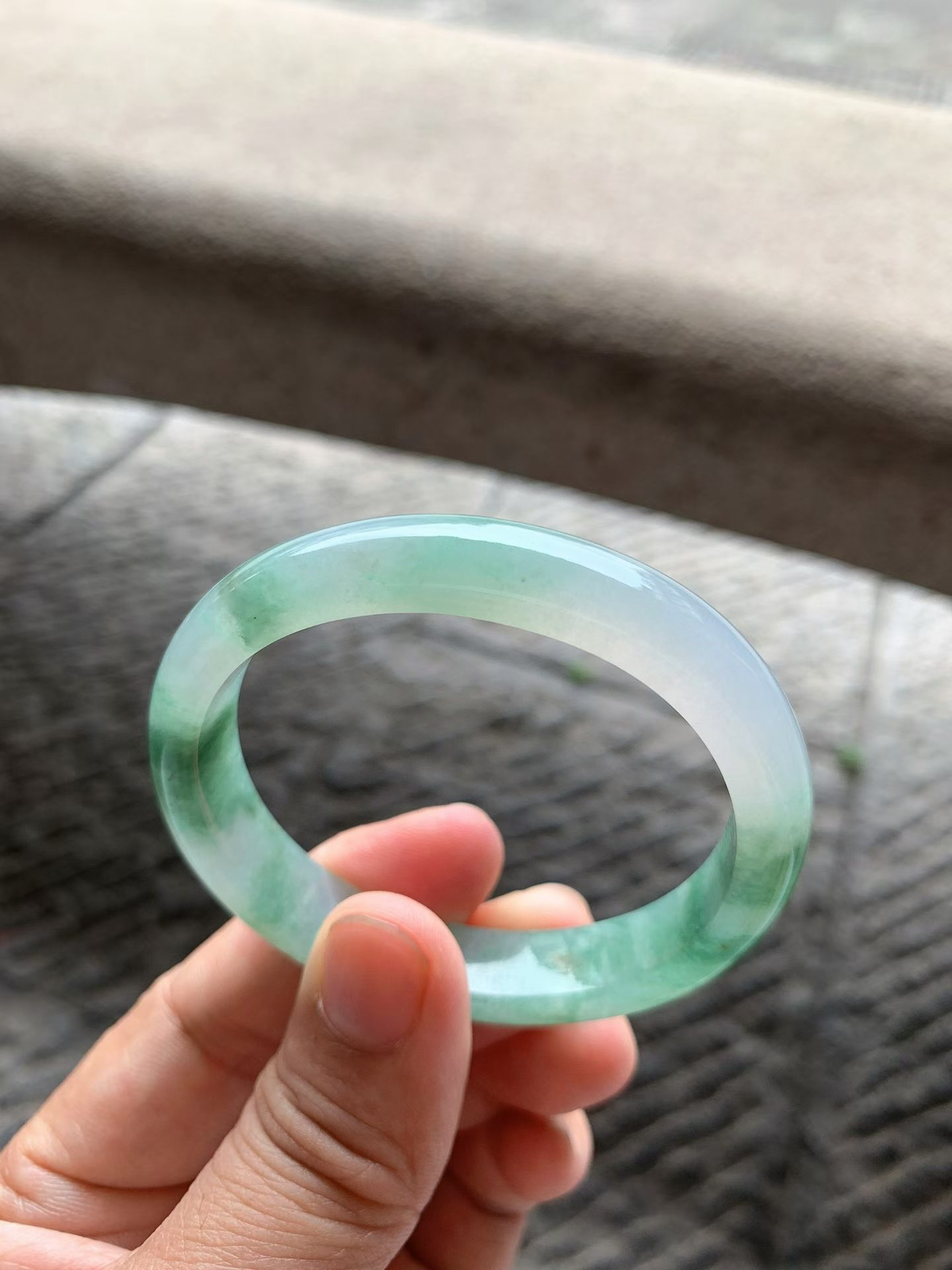 芙蓉绿花贵妃手镯尺寸54*11.2*7.5/46.5（换正圈50/51）水头充足，通透度高，肉质细腻，起胶感，底子干净清爽，绿花灵动，带微表皮色！