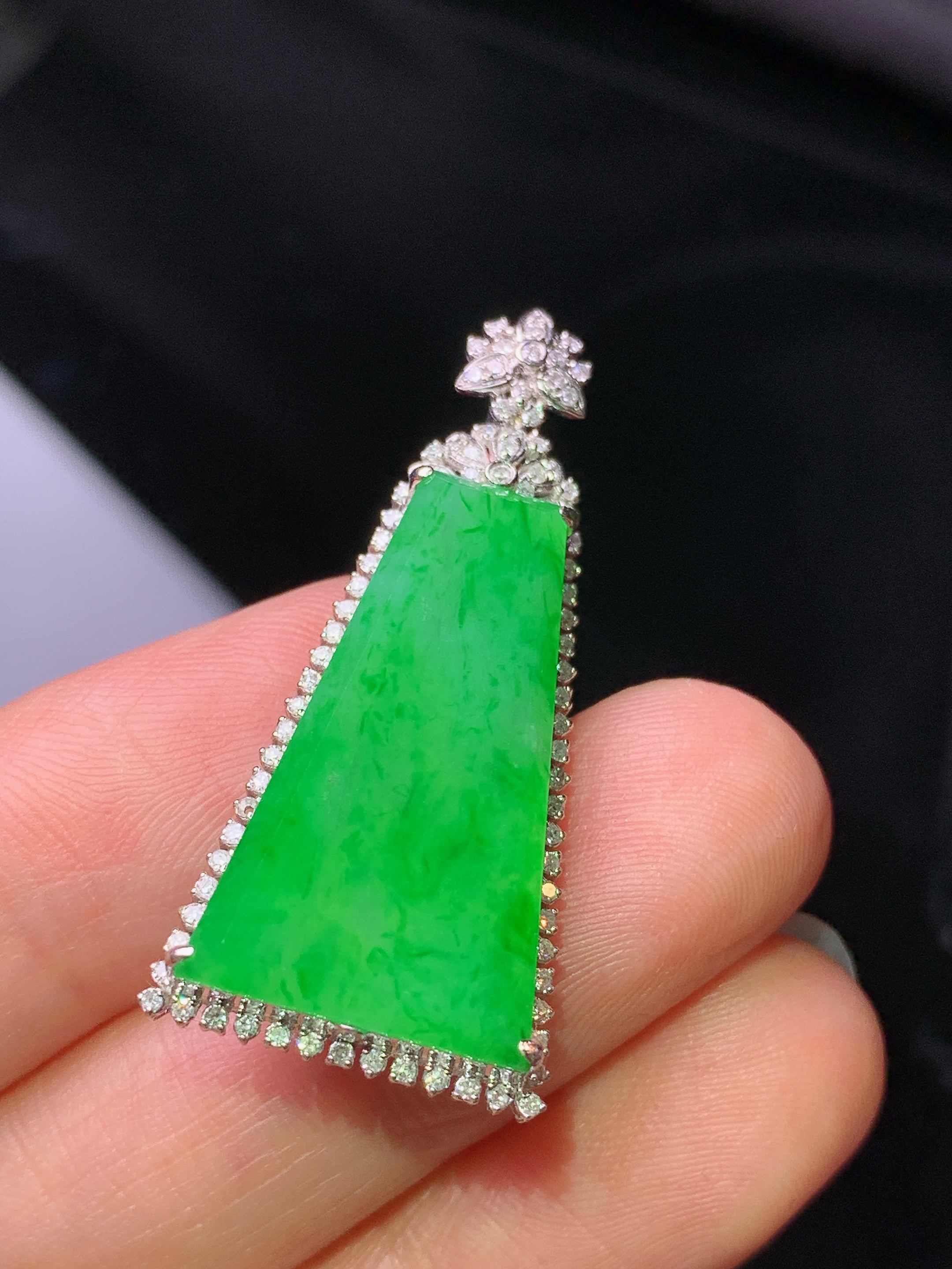 18k金钻镶嵌翠绿无事牌吊坠 玉质细腻 色泽艳丽清新 水润亮眼 整体尺寸37*16.8*6.2m2