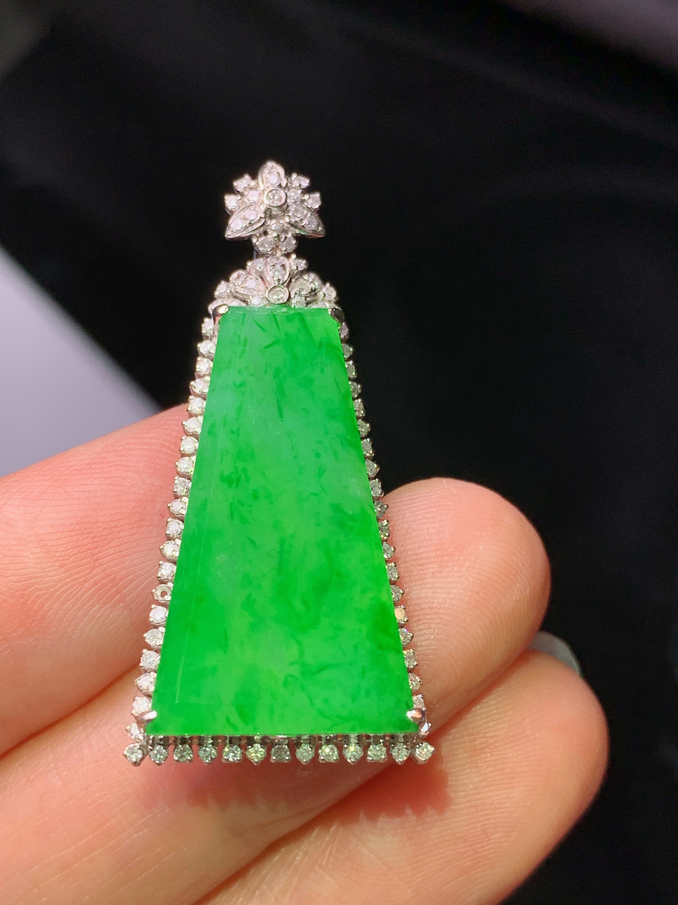 18k金钻镶嵌翠绿无事牌吊坠 玉质细腻 色泽艳丽清新 水润亮眼 整体尺寸37*16.8*6.2m2