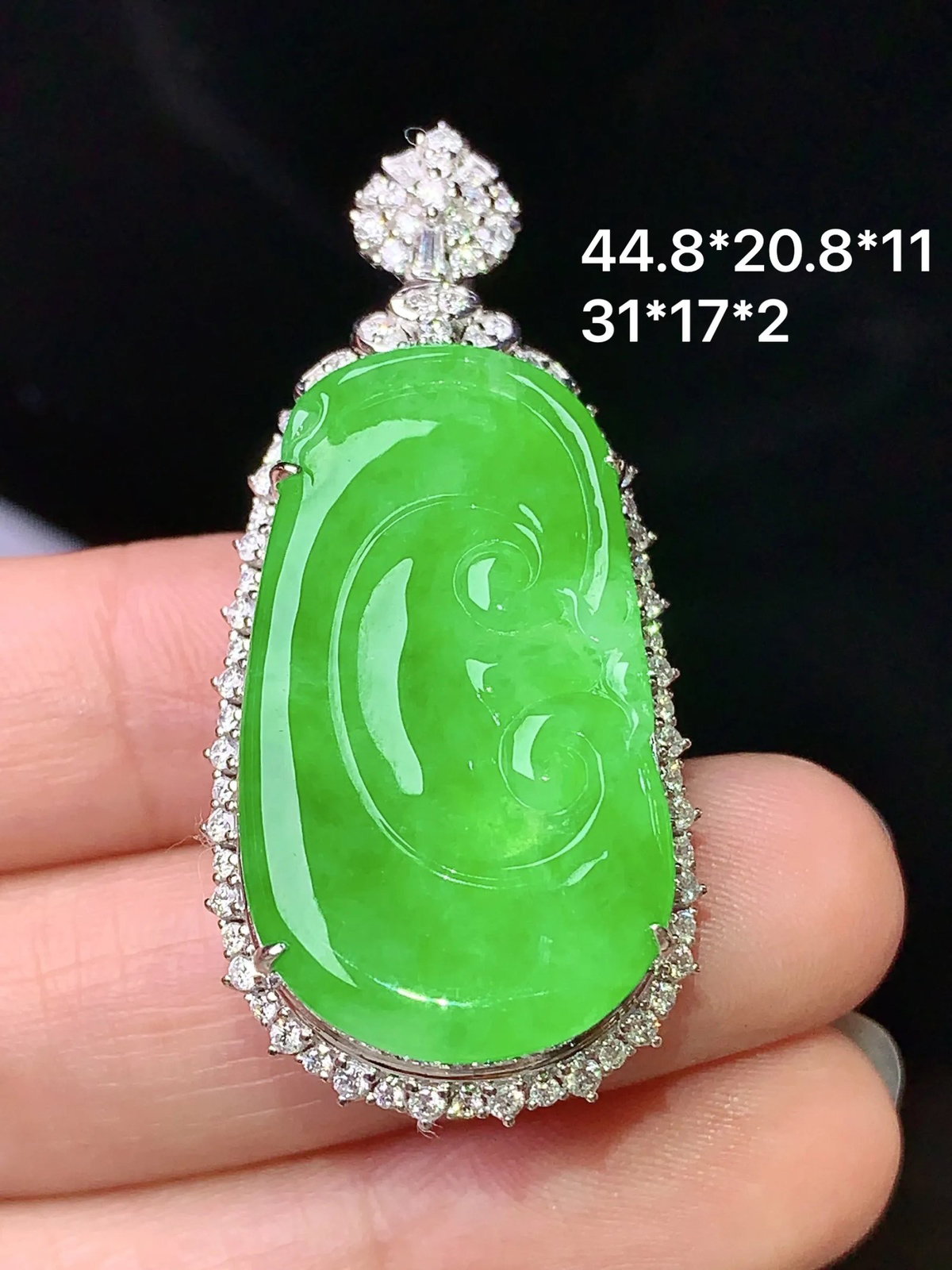 18k金钻镶嵌翠绿如意吊坠 玉质细腻 水润亮眼 色泽艳丽 整体尺寸44.8*20.8*11