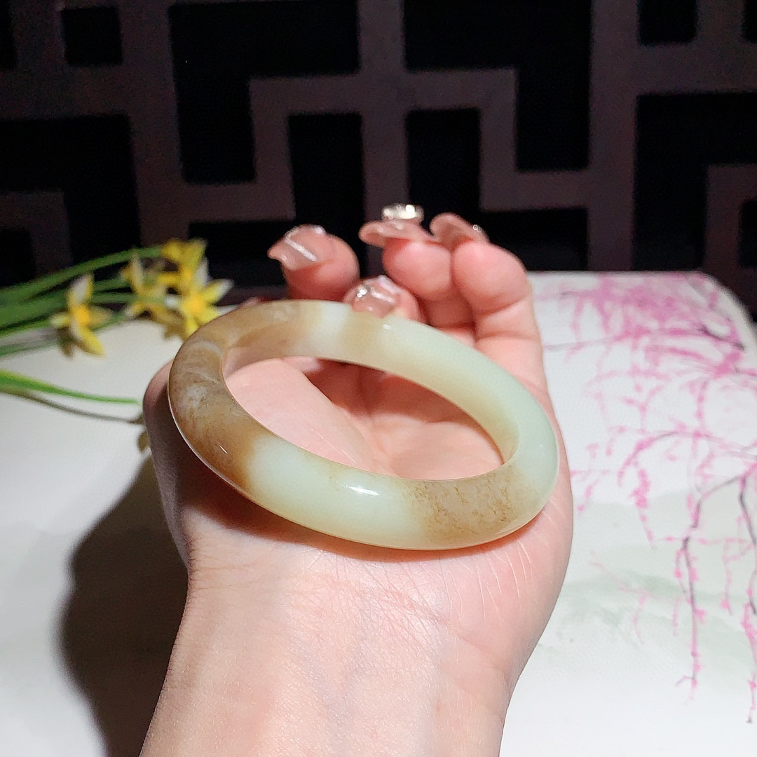 和田玉52.5圈且末糖手镯！玉质细腻油润 底色纯净 无裂无杂 脂粉好，品质高。